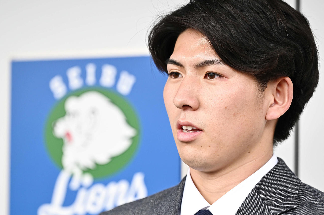 入寮し取材に応じる西武ドラフト1位の国学院大・武内（撮影・滝沢徹郎）