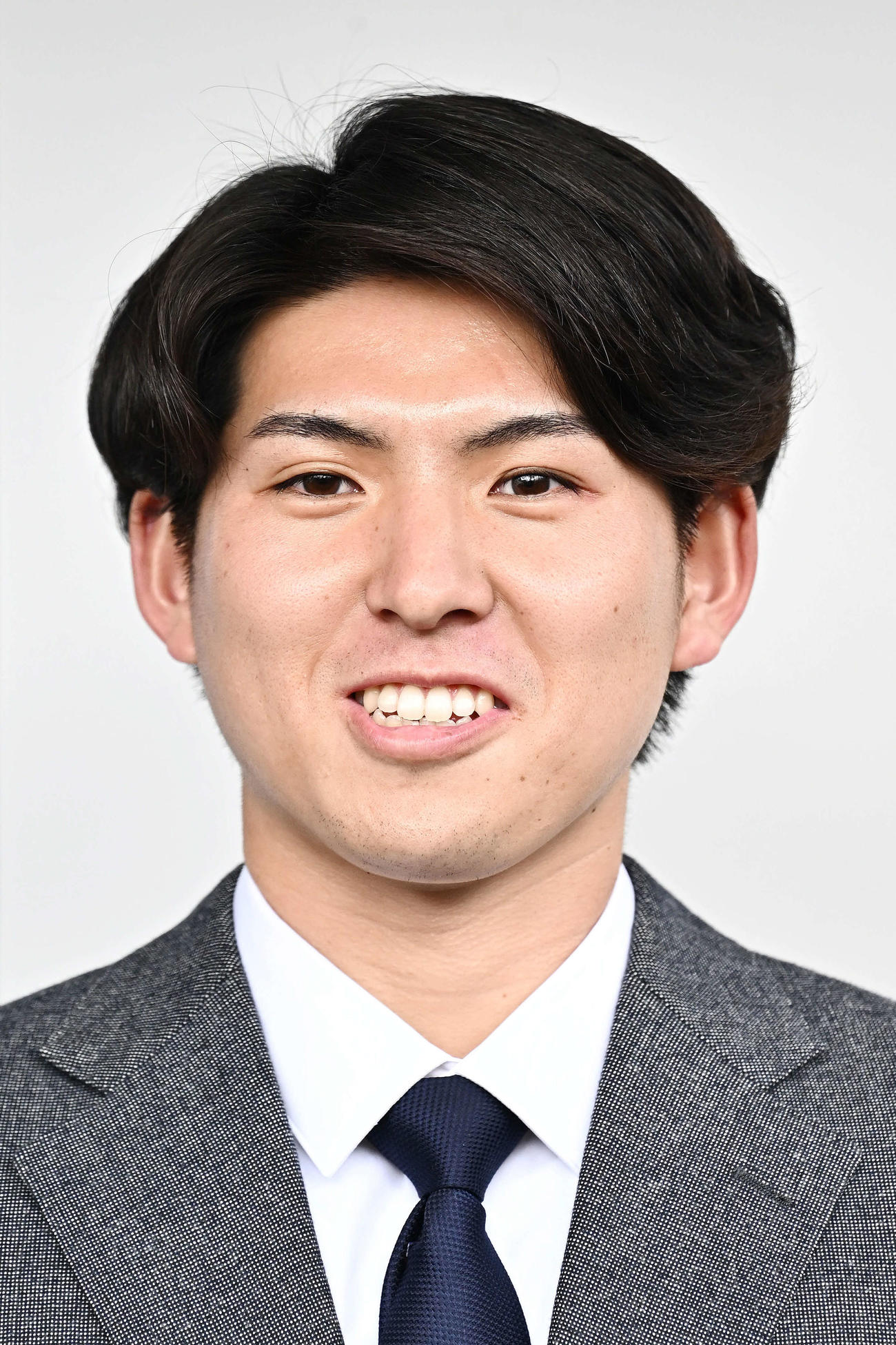 入寮し取材に応じる西武ドラフト1位の国学院大・武内（撮影・滝沢徹郎）
