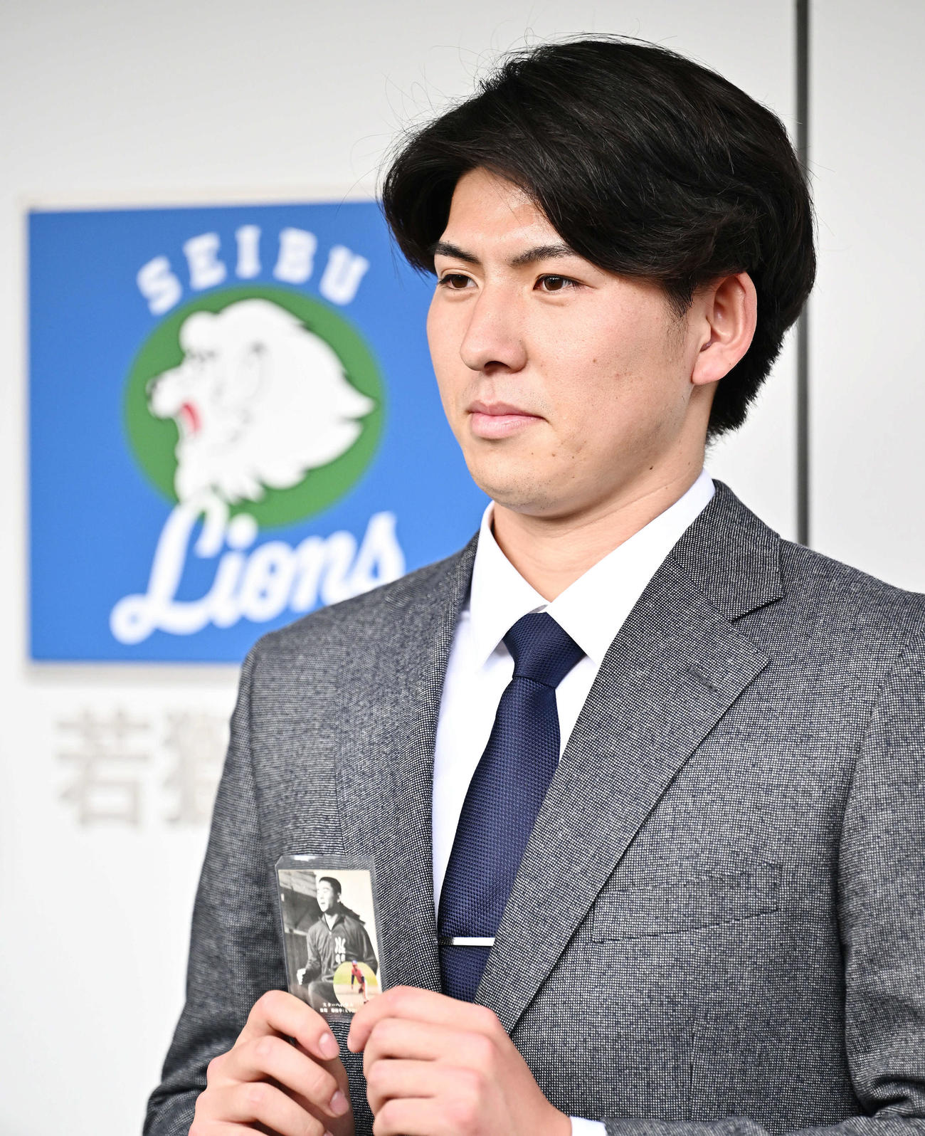 入寮する西武ドラフト1位の国学院大・武内は、OBの東尾氏のベースボールカードを持ち込む（撮影・滝沢徹郎）