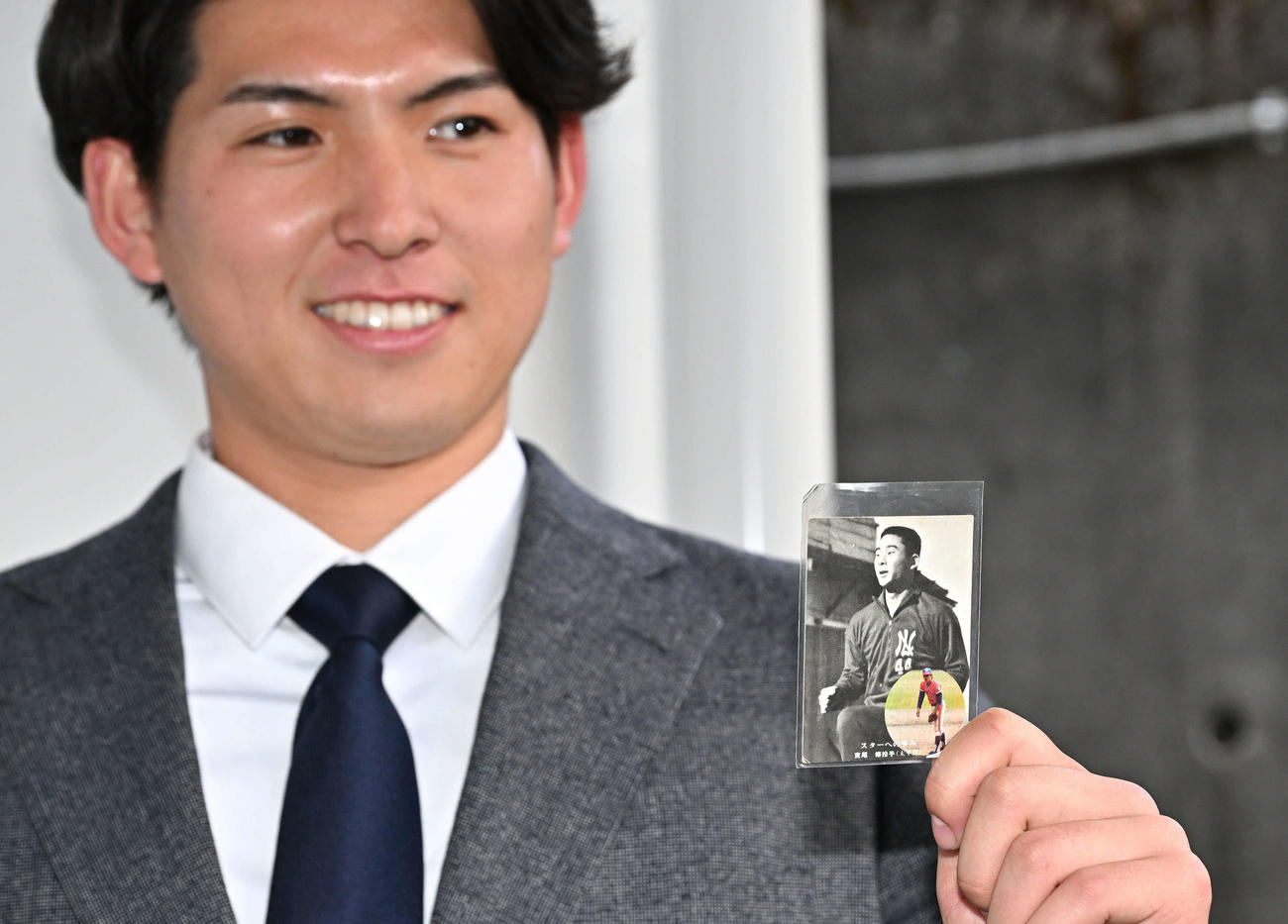 入寮した西武ドラフト1位の国学院大・武内が持ち込んだOBの東尾氏のベースボールカード（撮影・滝沢徹郎）