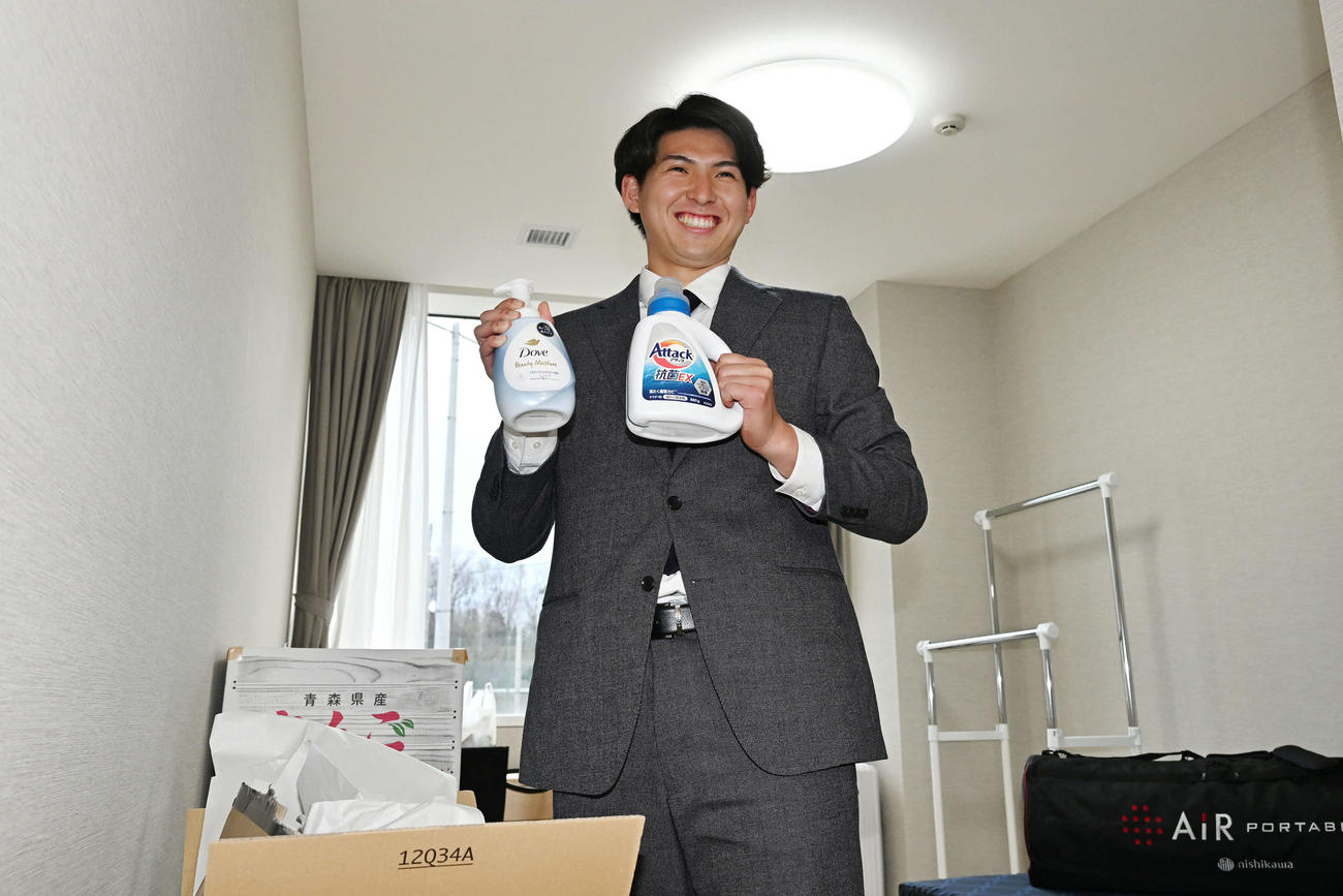 入寮し部屋で荷ほどきをする西武ドラフト1位の国学院大・武内（撮影・滝沢徹郎）