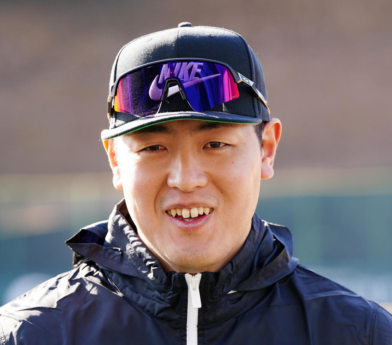 自主トレを公開し報道陣に対応する巨人岡本和（撮影・江口和貴）