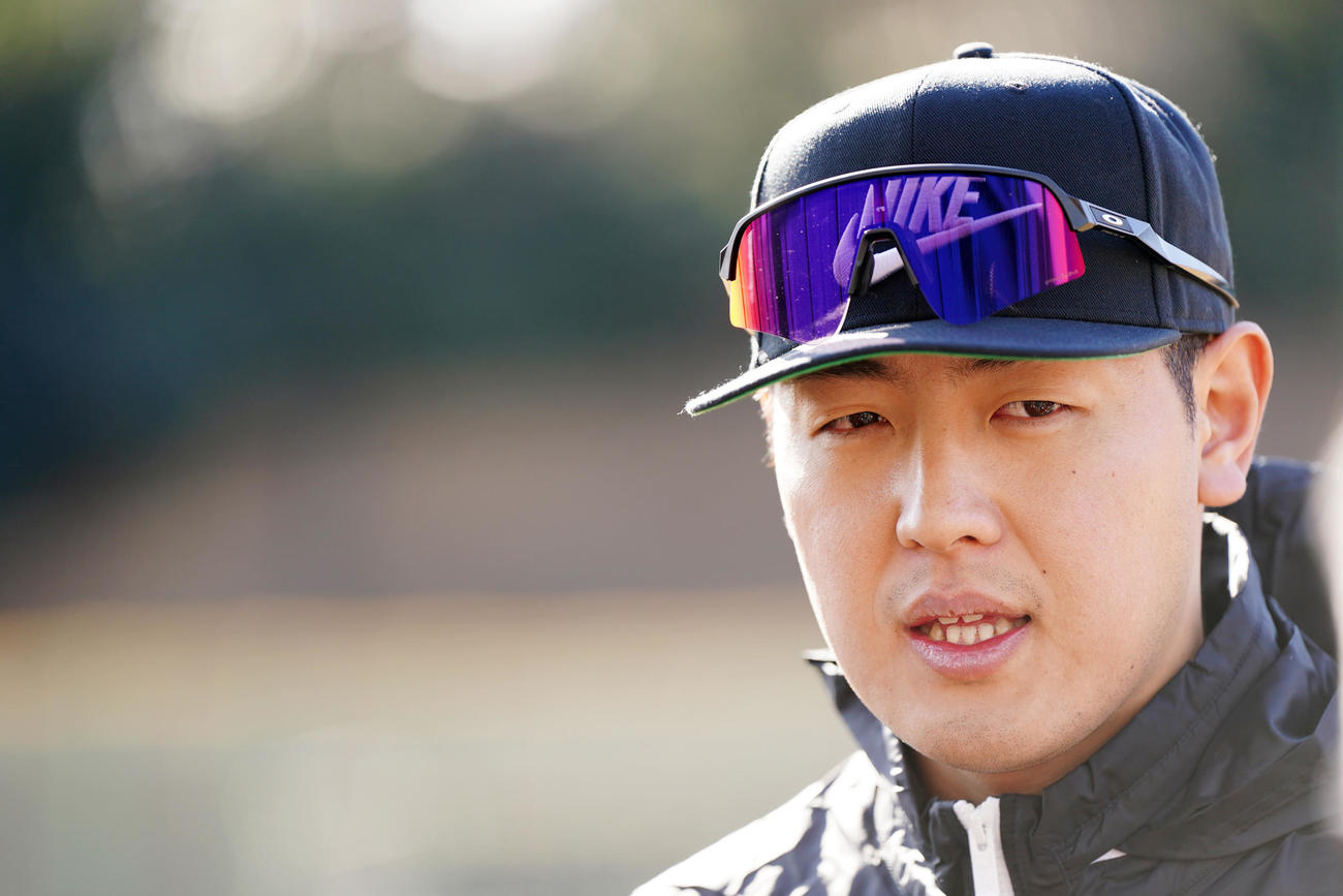 自主トレを公開し報道陣に対応する巨人岡本和（撮影・江口和貴）