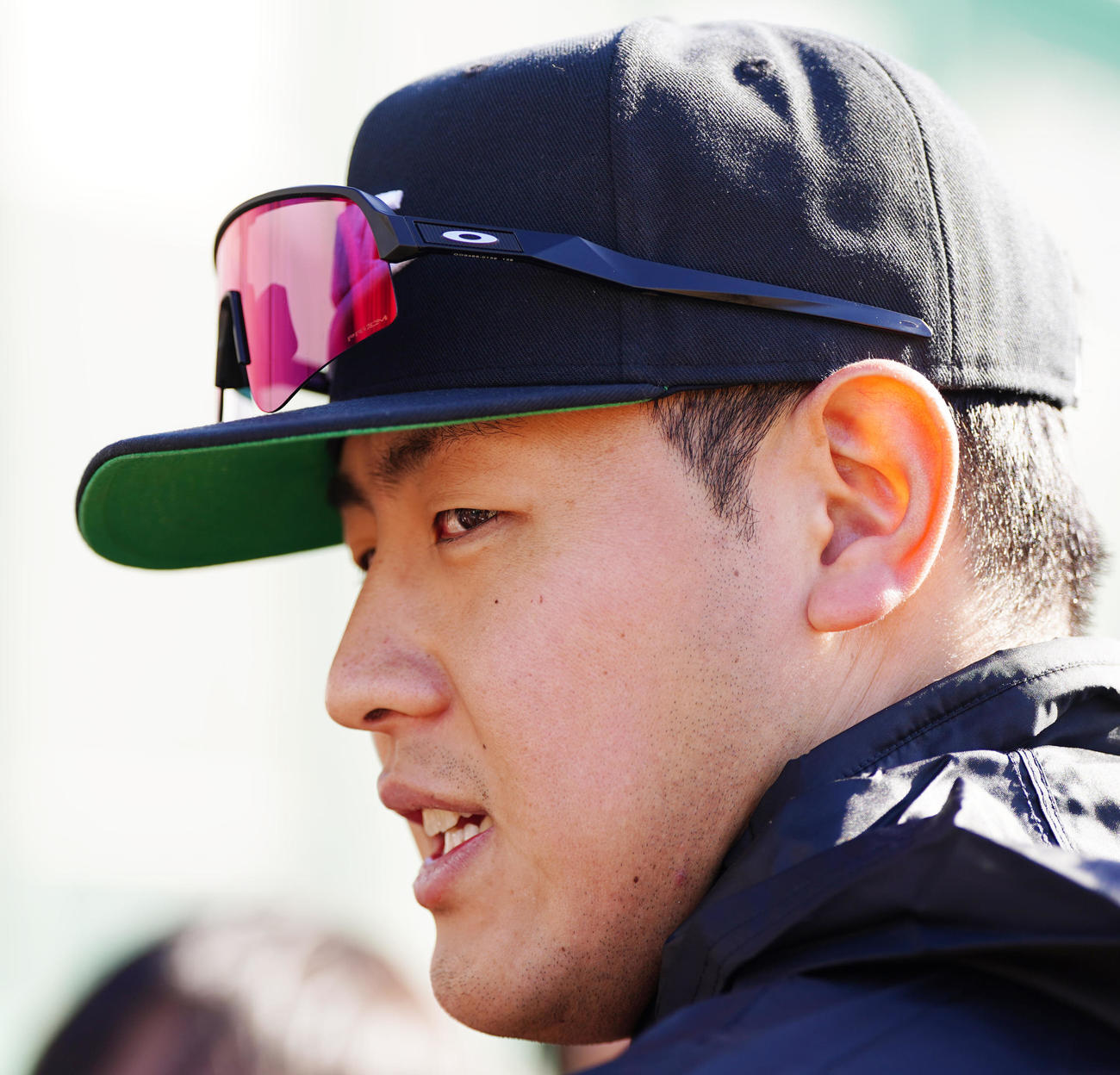 自主トレを公開し報道陣に対応する巨人岡本和（撮影・江口和貴）