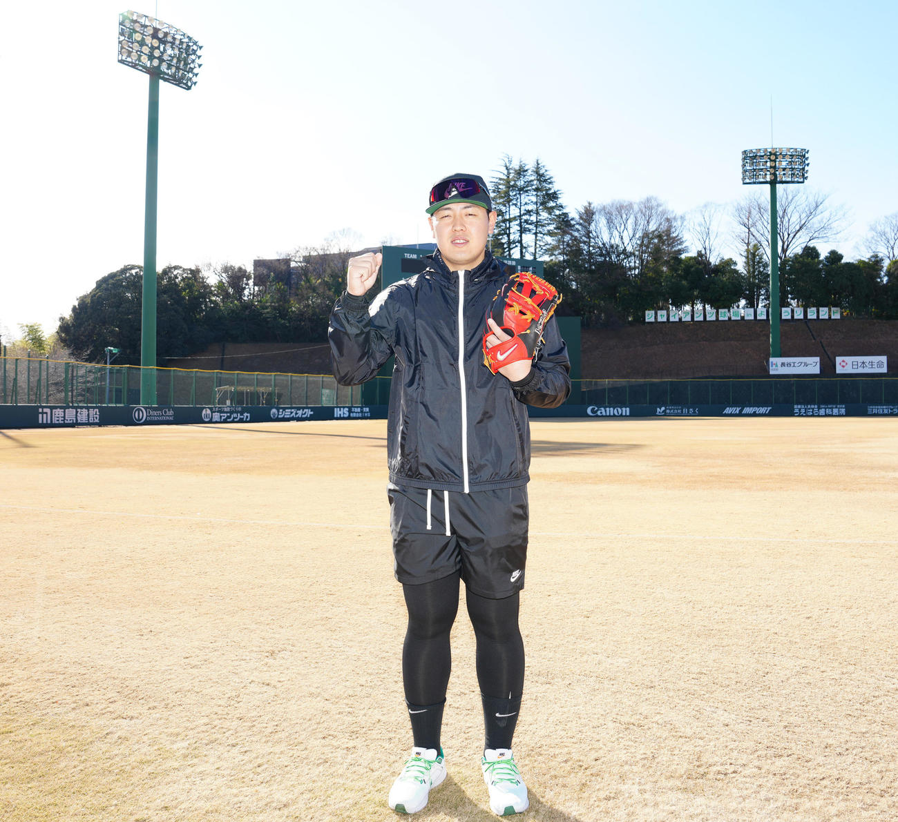 自主トレを公開し写真に納まる巨人岡本和（撮影・江口和貴）