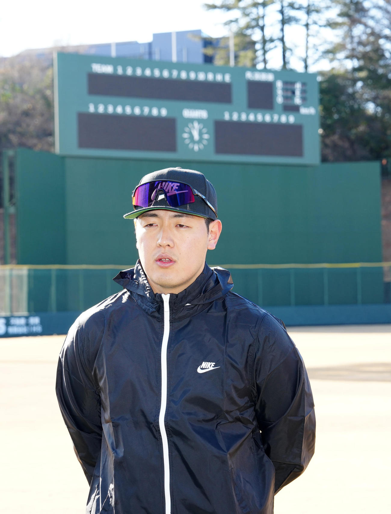 自主トレを公開し報道陣に対応する巨人岡本和（撮影・江口和貴）