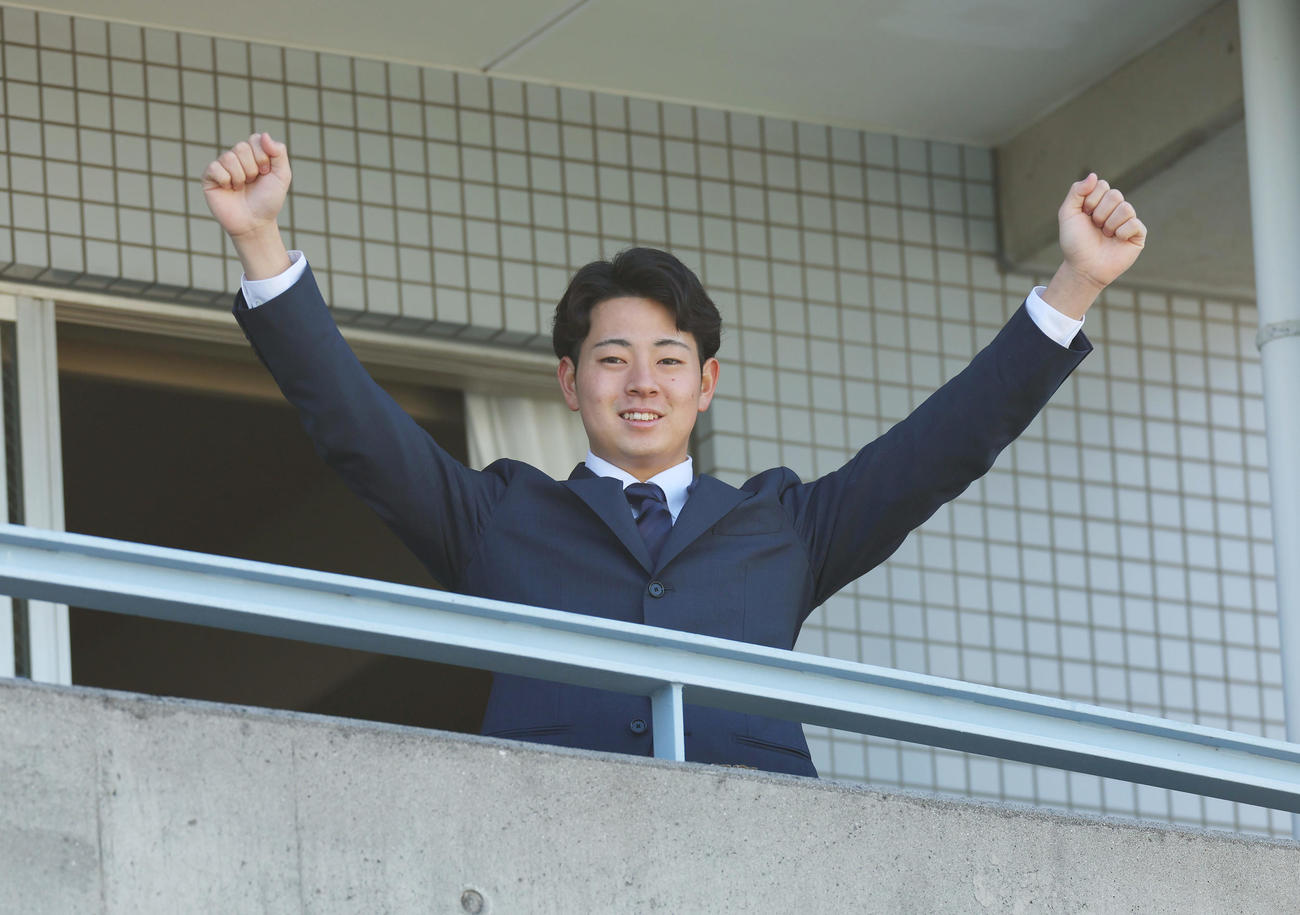 虎風壮に入寮し、ベランダでガッツポーズする阪神下村（撮影・前田充）