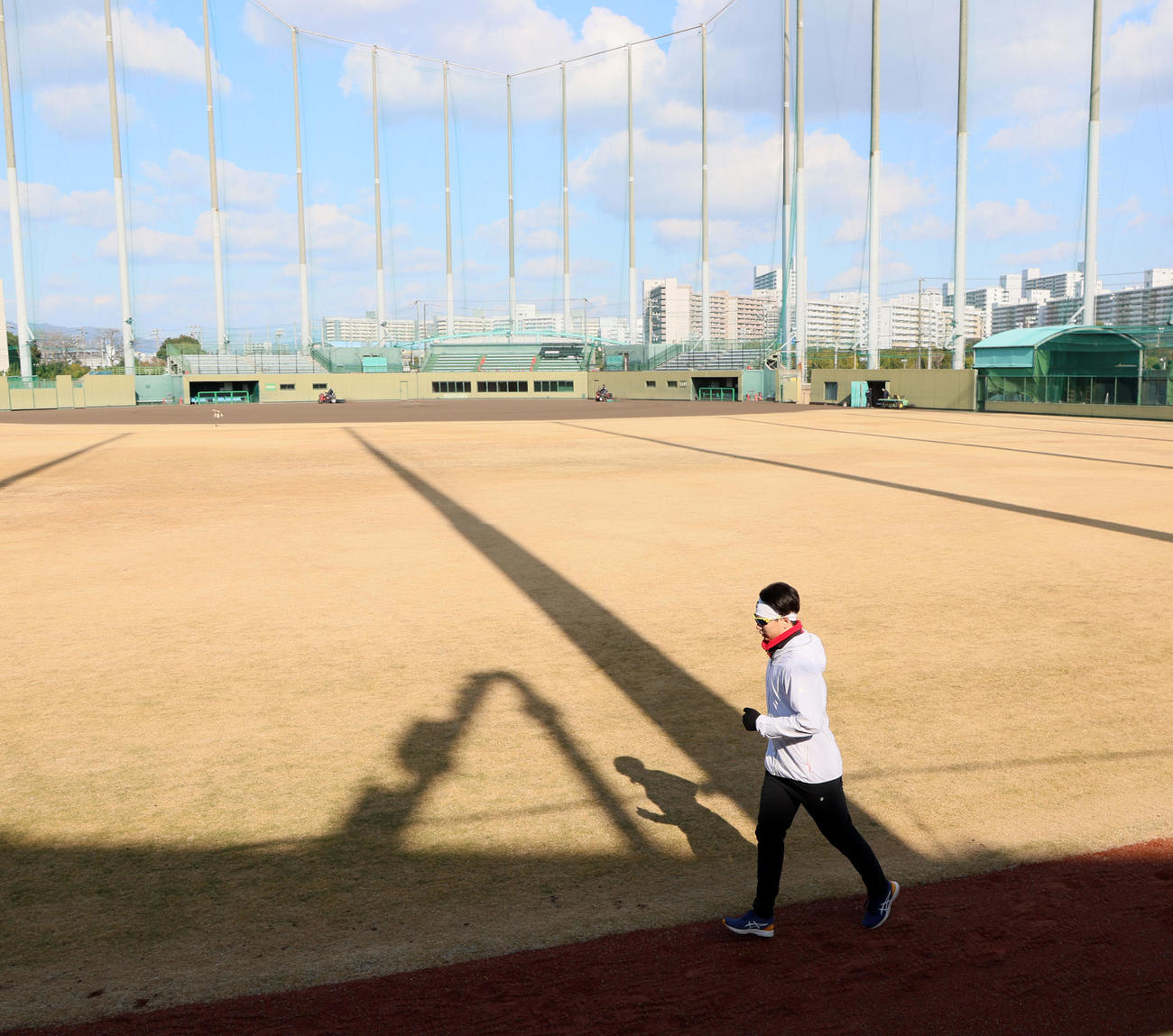 鳴尾浜球場で初練習を行った漆原（撮影・加藤哉）
