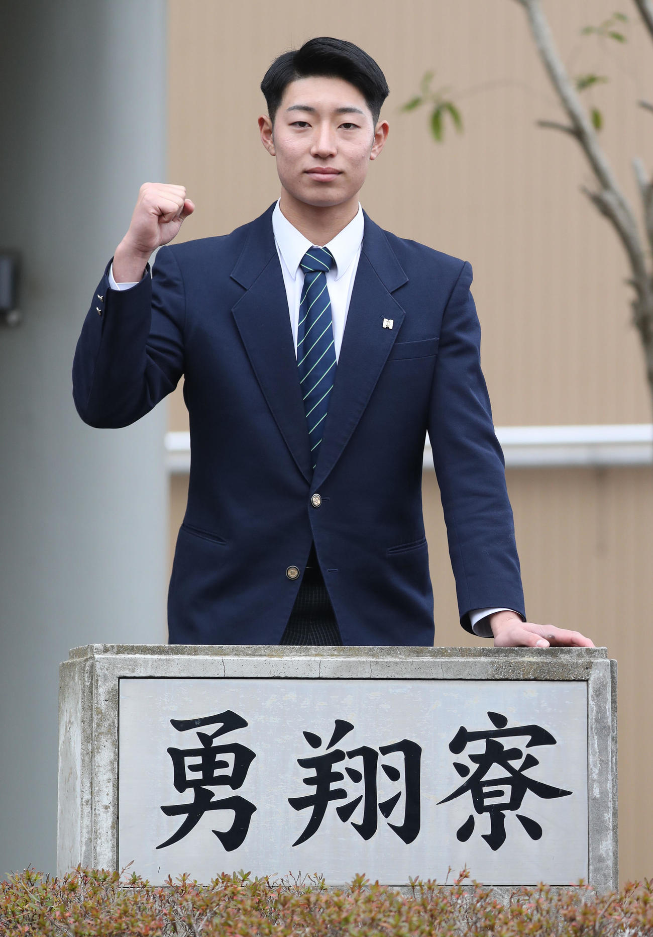 「勇翔寮」に入寮しフォトセッションをする日本ハムドラフト5位星野（撮影・佐藤翔太）