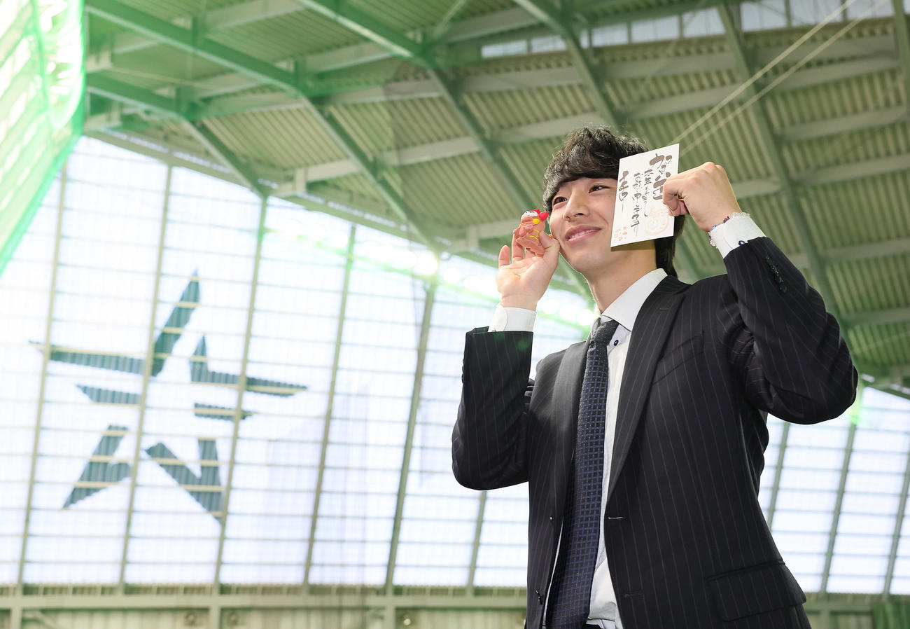 DeNAドラフト1位度会は青星寮に入寮し、イチロー氏からの年賀状と自作のシーサーを手に笑顔（撮影・足立雅史）