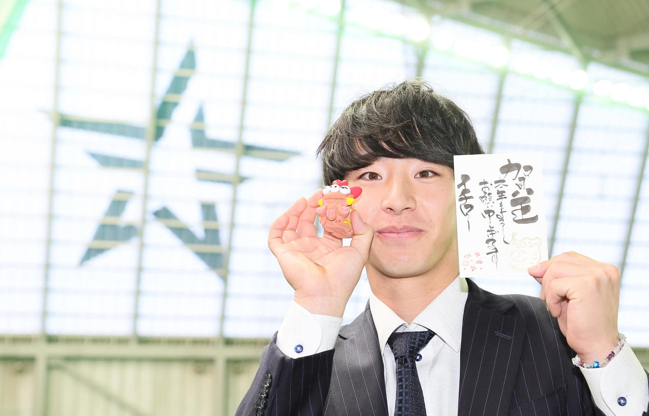DeNAドラフト1位度会は青星寮に入寮し、イチロー氏からの年賀状と自作のシーサーを手に笑顔（撮影・足立雅史）