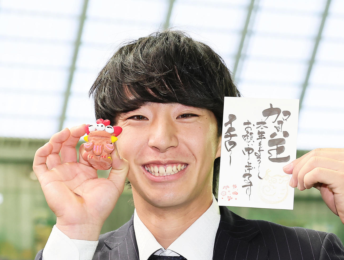 DeNAドラフト1位度会は青星寮に入寮し、イチロー氏からの年賀状と自作のシーサーを手に笑顔（撮影・足立雅史）