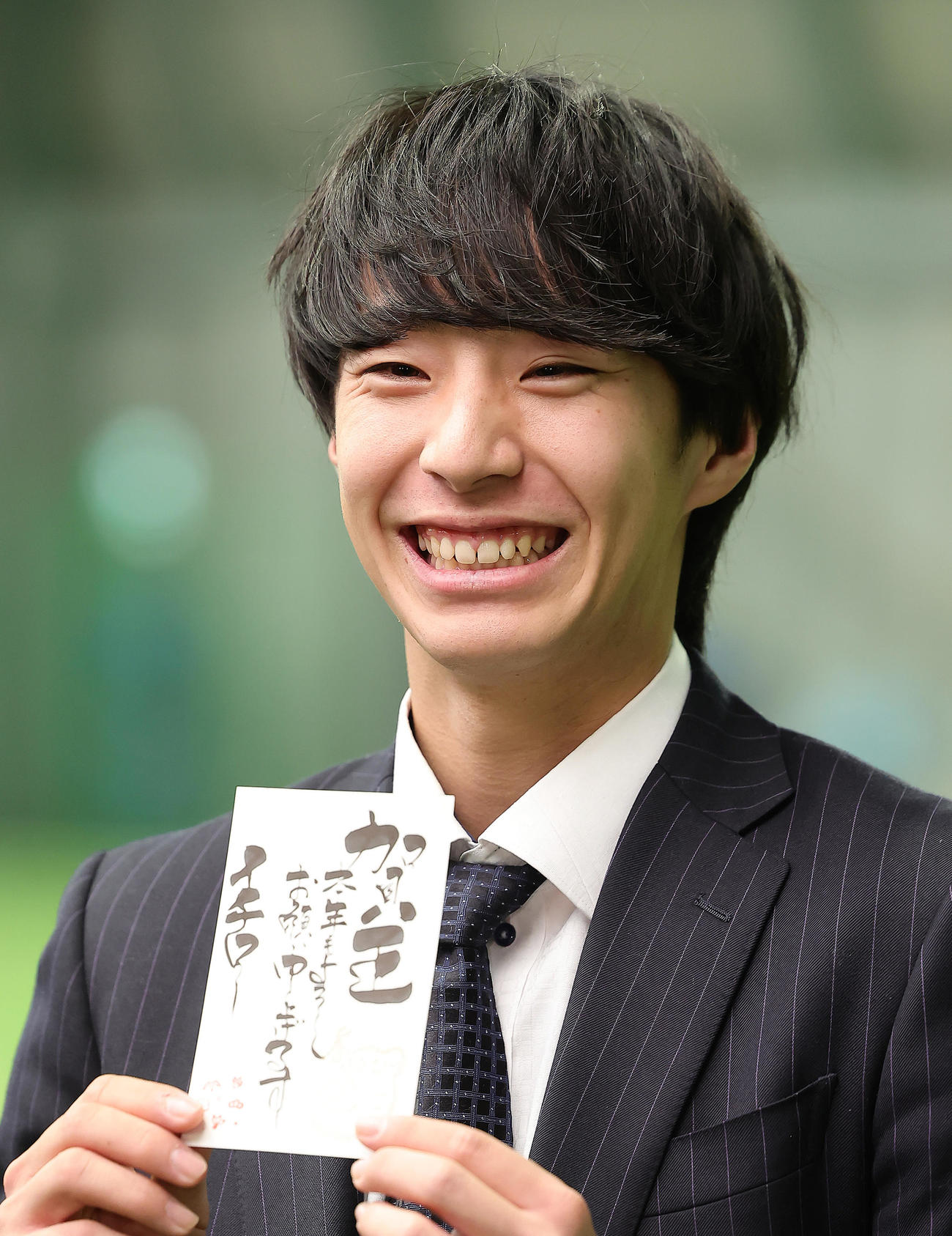 DeNAドラフト1位度会は青星寮に入寮し、イチロー氏からの年賀状を披露し笑顔（撮影・足立雅史）