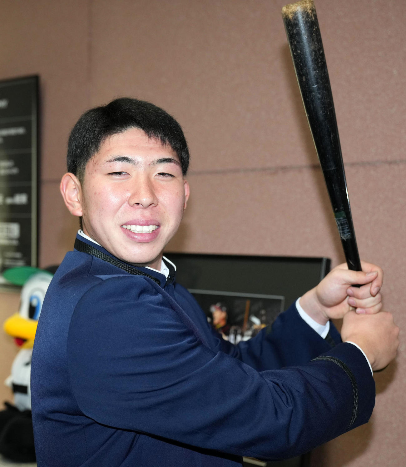 入寮の際に持参した幼少期のバットを手に笑顔をみせるロッテドラフト5位の明徳義塾・寺地（撮影・横山健太）