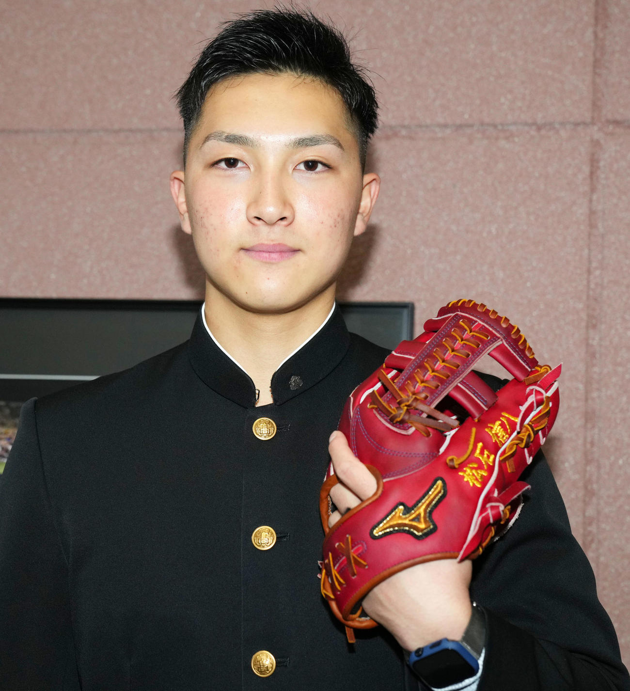 入寮に持参したグラブを手に笑顔をみせるロッテドラフト育成2位の藤蔭・松石（撮影・横山健太）