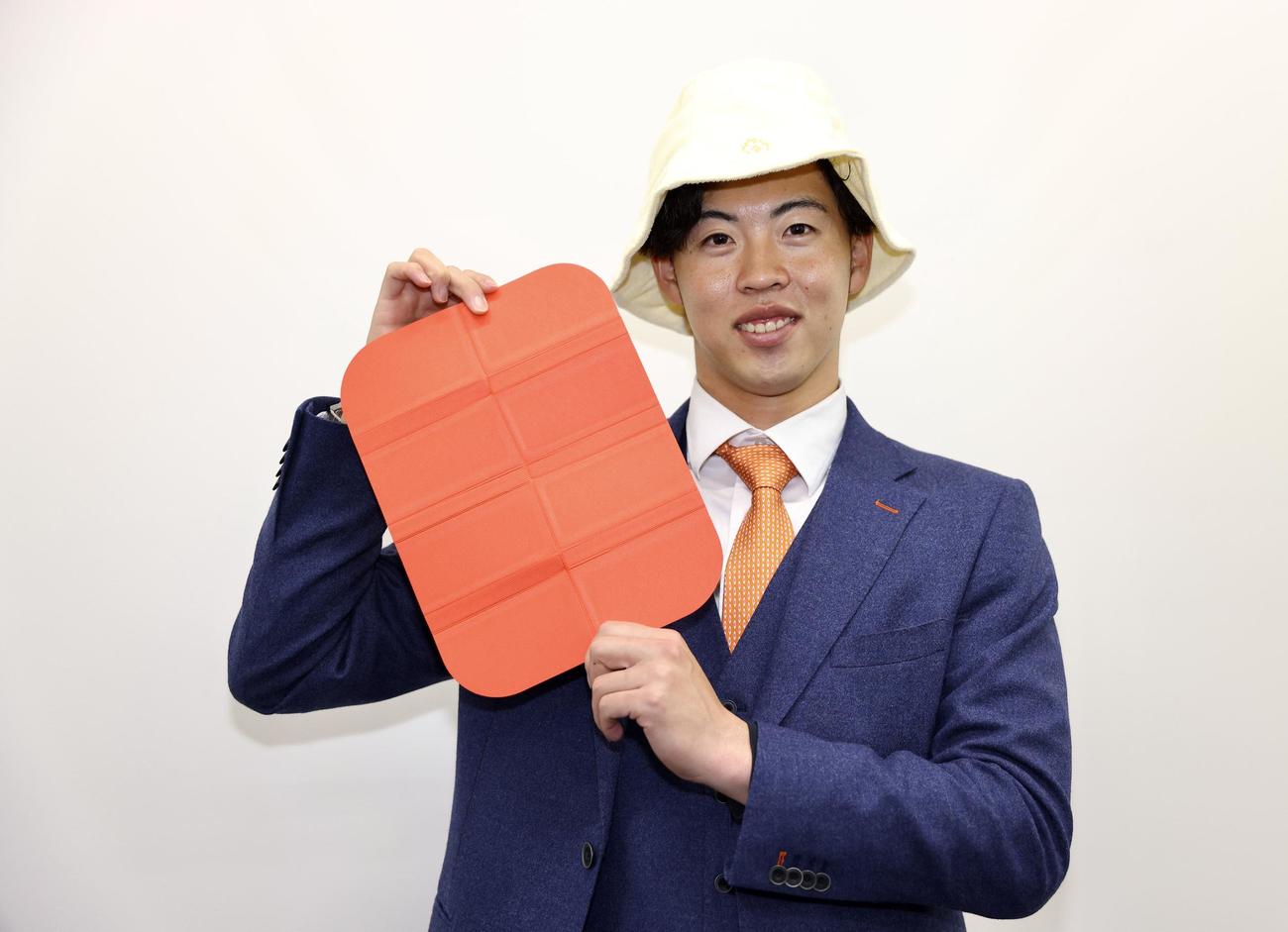 入寮し持ち込んだサウナハットを被りマットを手に写真に納まる巨人ドラフト2位の森田（撮影・垰建太）