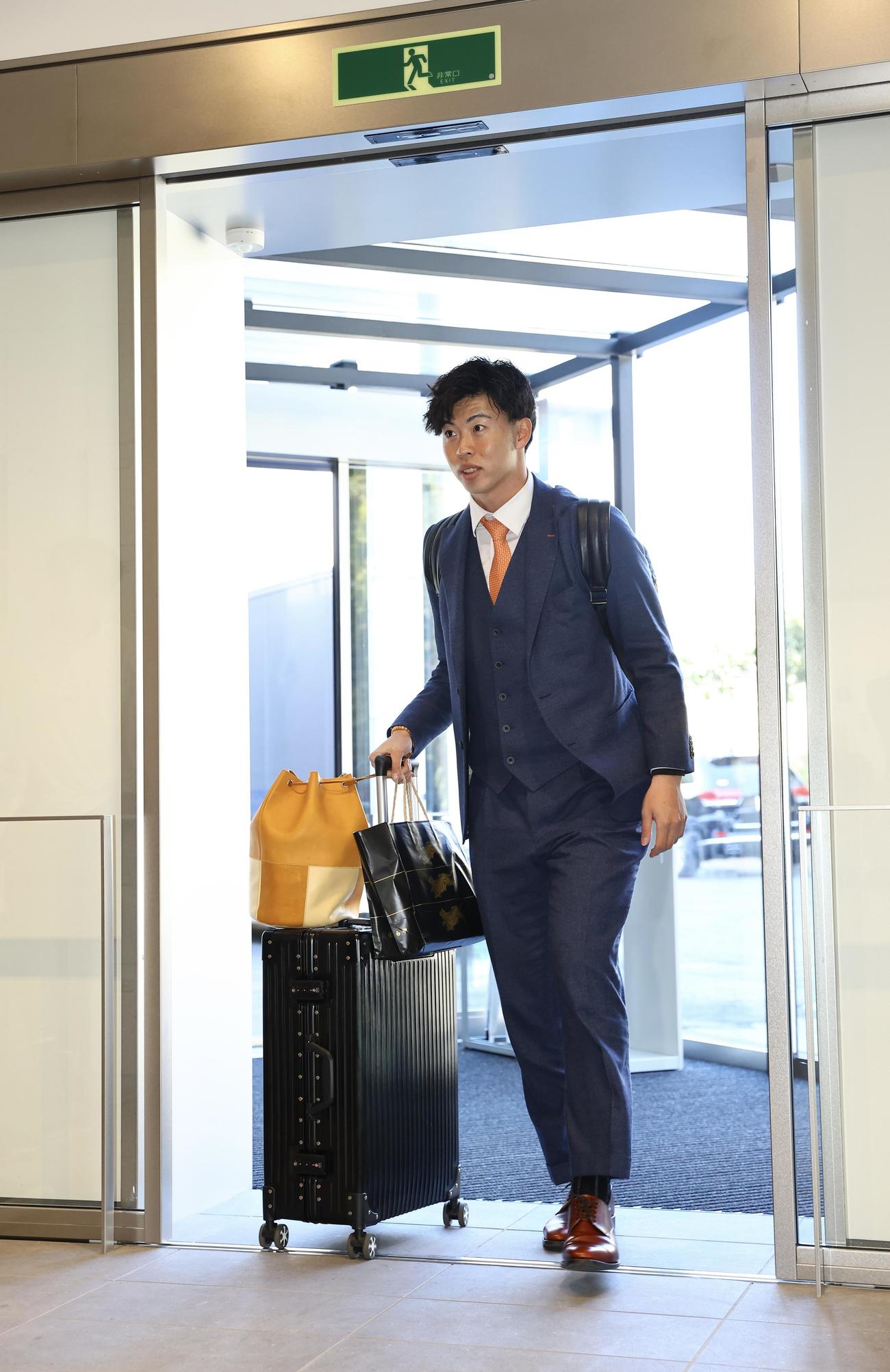 寮に入る巨人ドラフト2位の森田（撮影・垰建太）