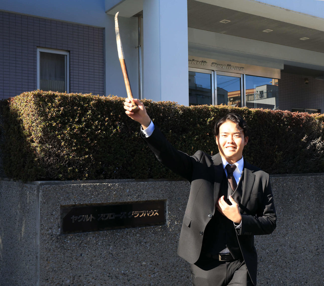 ヤクルト選手寮に入寮するドラフト2位の松本健は、シャドーピッチング用に持参した折れたバットで投球動作を見せる（撮影・浅見桂子）