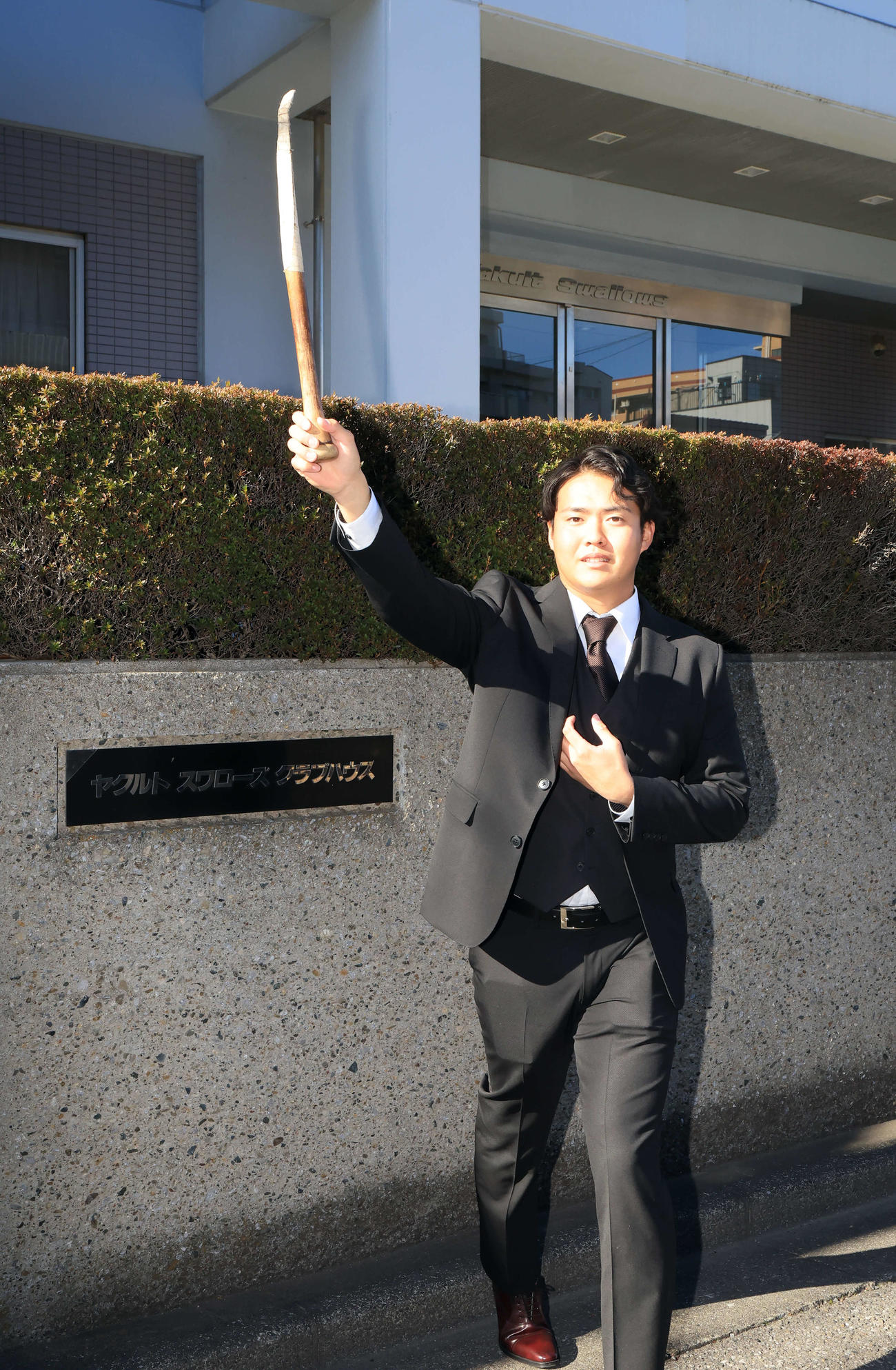 ヤクルト選手寮に入寮するドラフト2位の松本健は、シャドーピッチング用に持参した折れたバットで投球動作を見せる（撮影・浅見桂子）