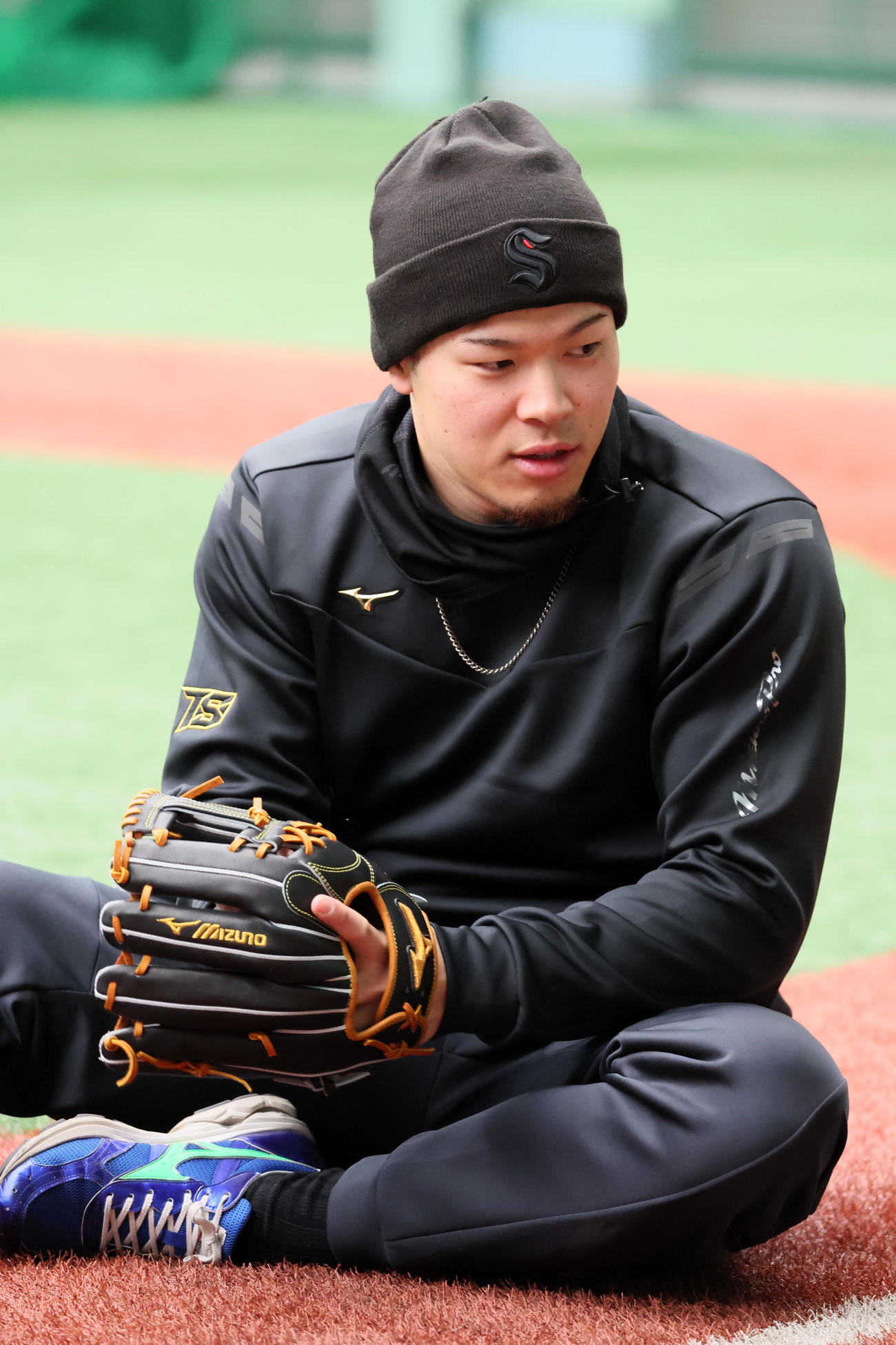 自主トレを公開した佐藤輝はグラブを手にはめる（撮影・加藤哉）