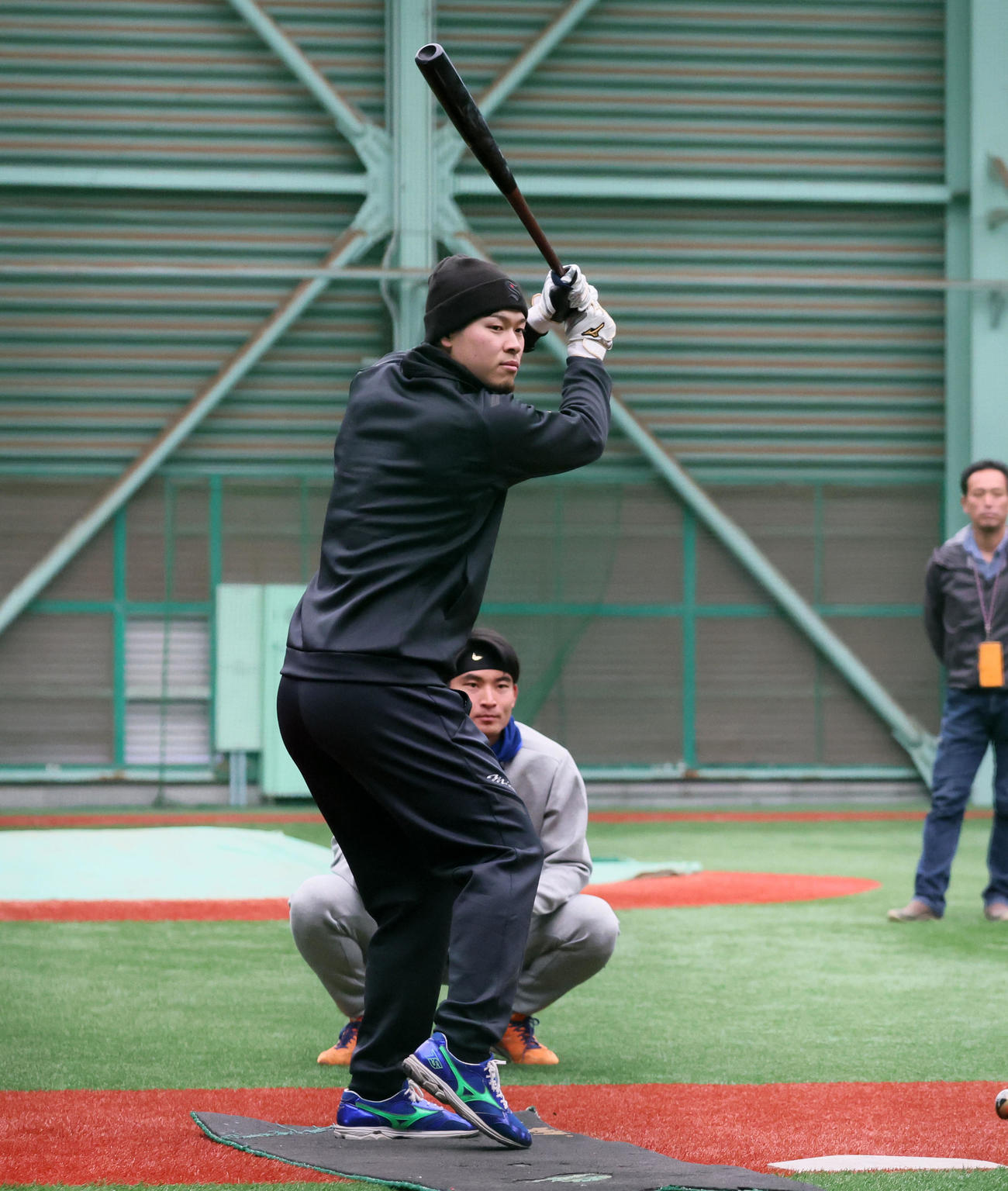 自主トレを公開した佐藤輝はトス打撃練習を行う（撮影・加藤哉）