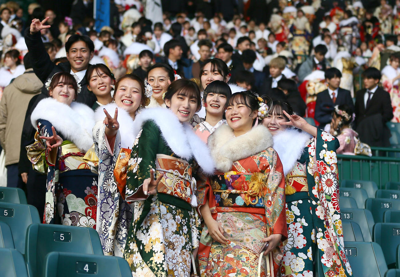 甲子園球場で行われた「令和6年西宮市二十歳のつどい」で笑顔を見せる参加者たち（撮影・上山淳一）