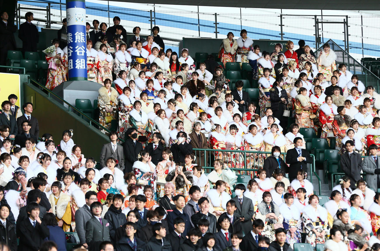 甲子園球場で行われた「令和6年西宮市二十歳のつどい」に出席した参加者（撮影・上山淳一）