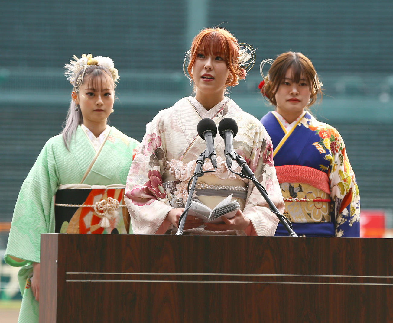 二十歳代表のことばを述べた、左から沢地凜さん、田中永遠花さん、片山栞里さん（撮影・上山淳一）