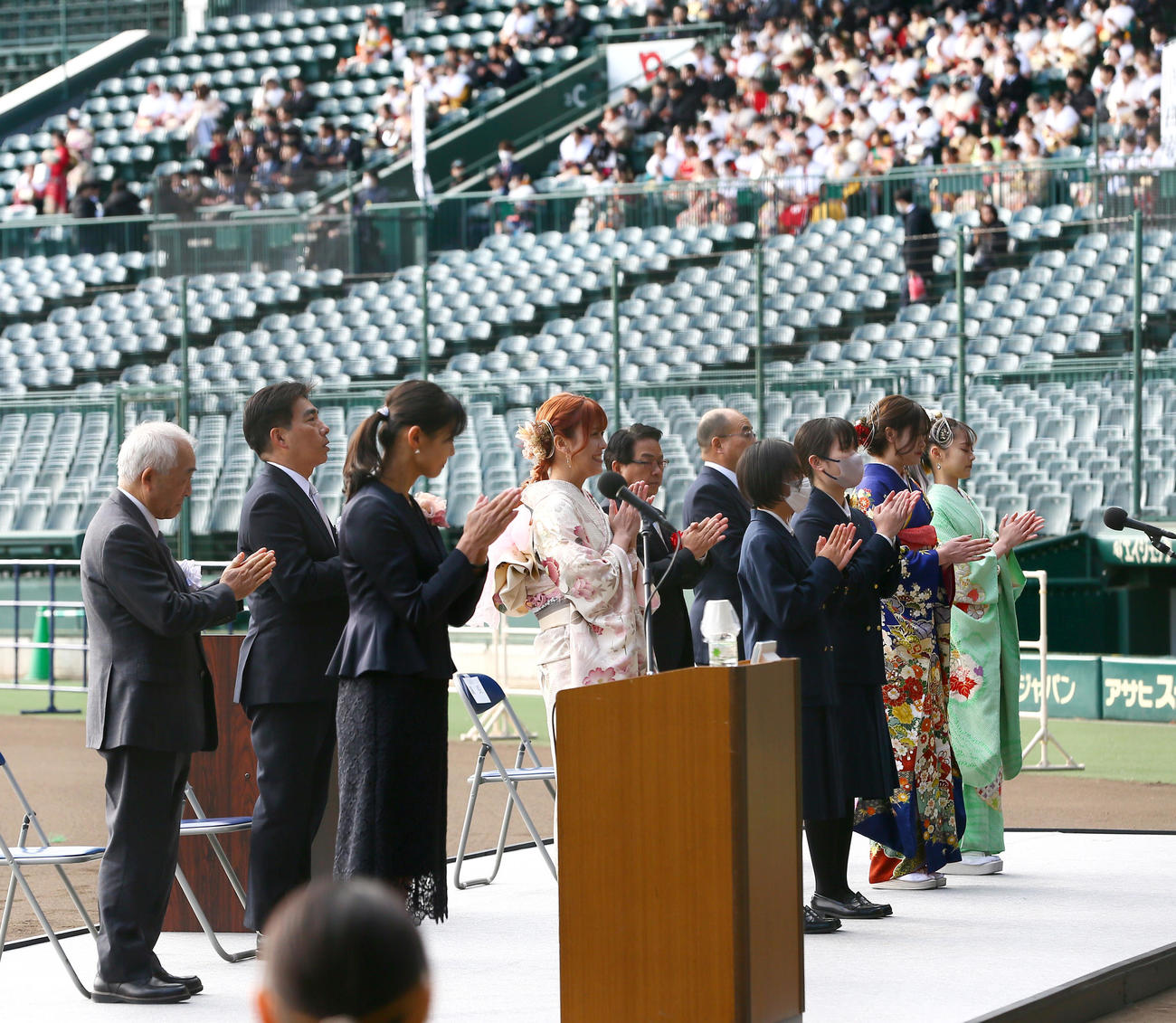 甲子園球場で行われた「令和6年西宮市二十歳のつどい」で三本締めする参加者たち（撮影・上山淳一）
