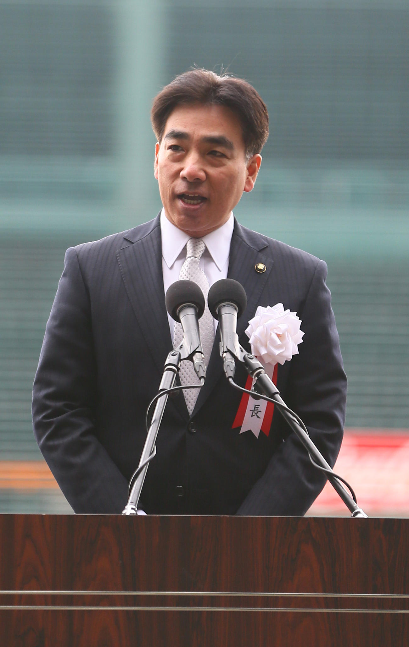 甲子園球場で行われた「令和6年西宮市二十歳のつどい」で式辞を述べる石井西宮市長（撮影・上山淳一）
