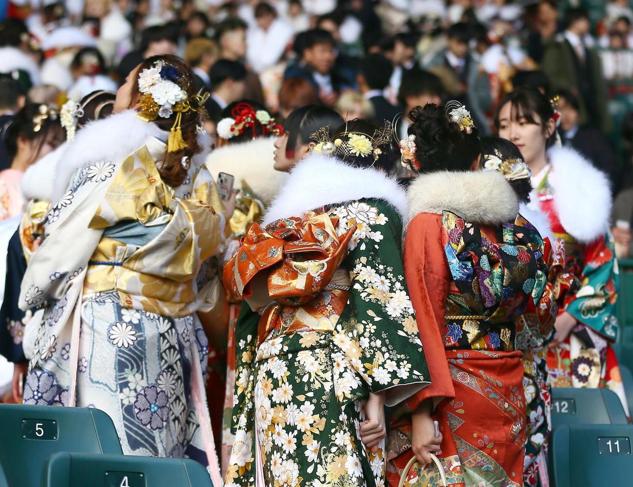 甲子園球場で行われた「令和6年西宮市二十歳のつどい」に出席した参加者たち（撮影・上山淳一）