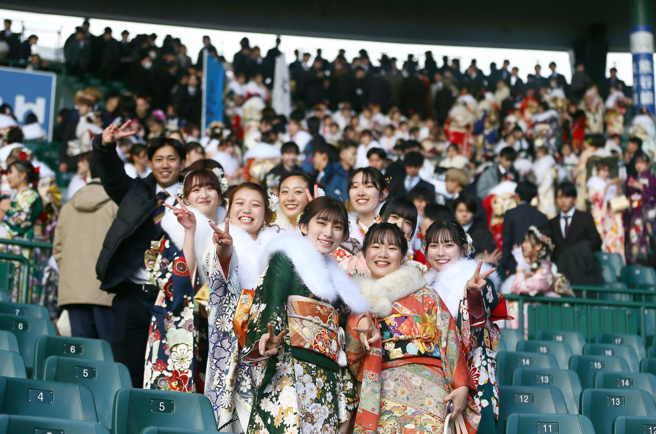 甲子園球場で行われた「令和6年西宮市二十歳のつどい」で笑顔を見せる参加者たち（撮影・上山淳一）
