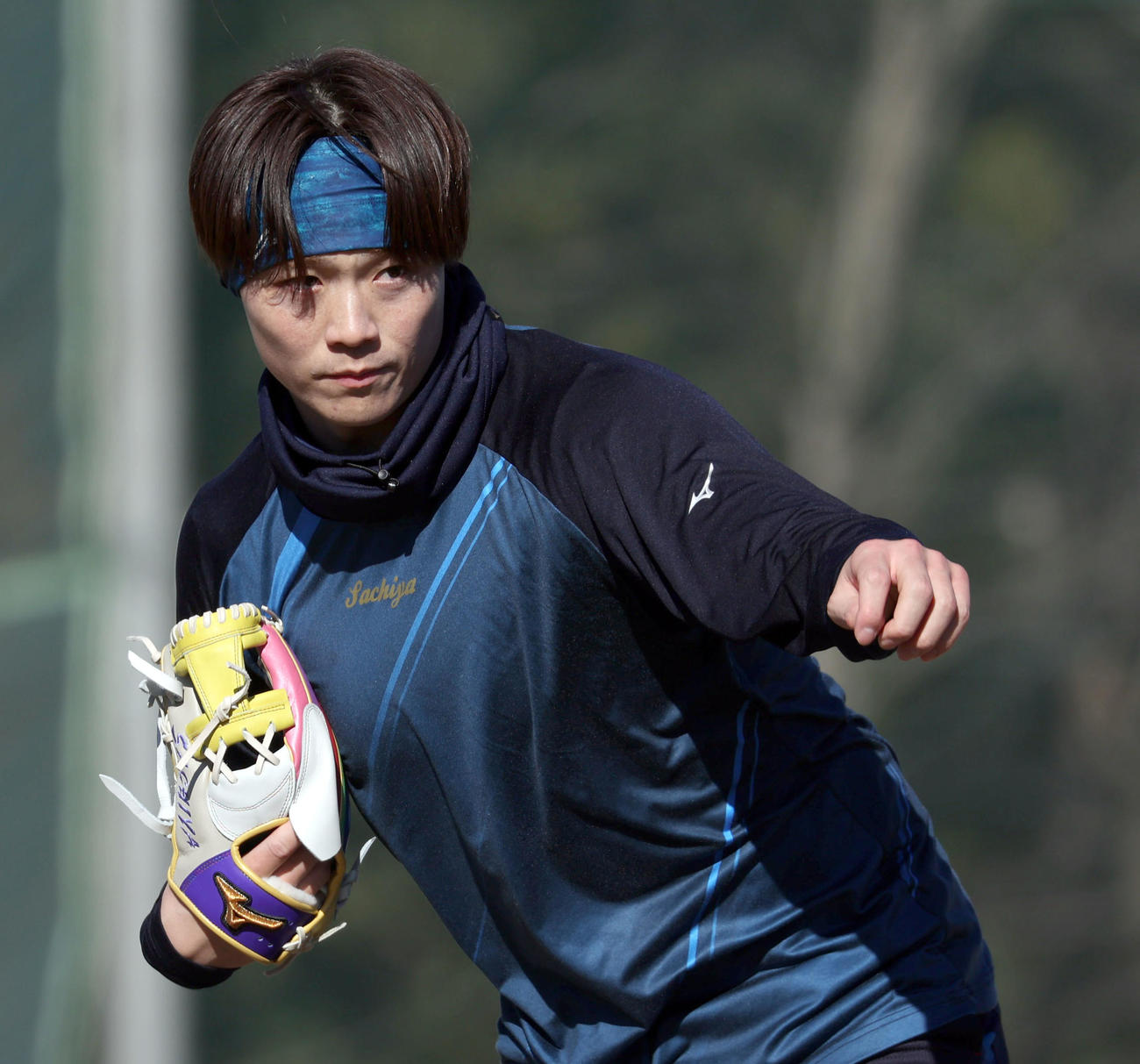 母校である日大三のグラウンドでキャッチボールをする日本ハム山崎（撮影・佐藤翔太）