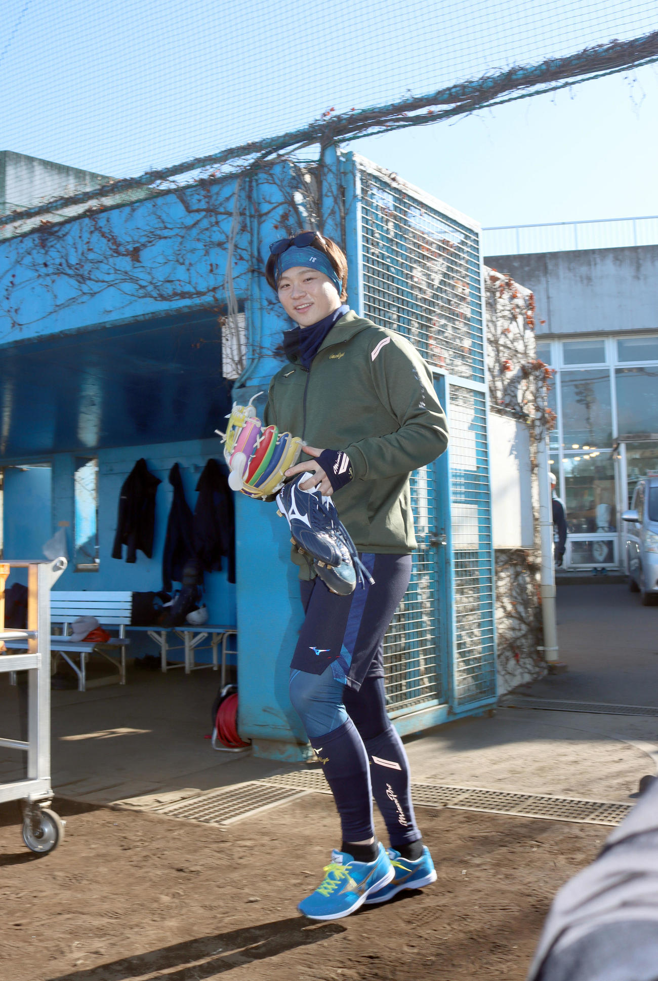 母校である日大三のグラウンドに入る日本ハム山崎（撮影・佐藤翔太）