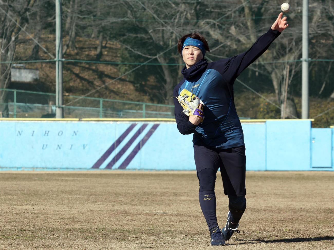 母校である日大三のグラウンドでキャッチボールをする日本ハム山崎（撮影・佐藤翔太）