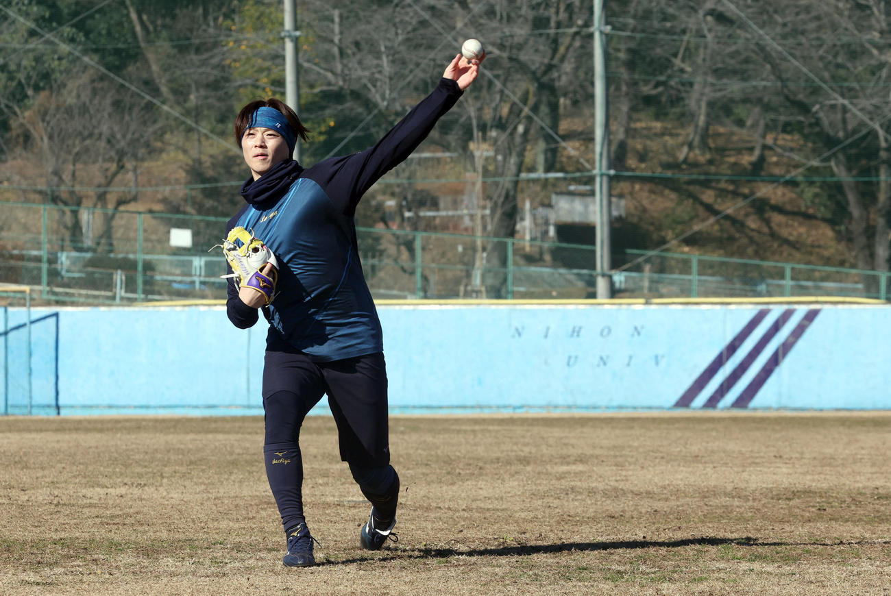 母校である日大三のグラウンドでキャッチボールをする日本ハム山崎（撮影・佐藤翔太）