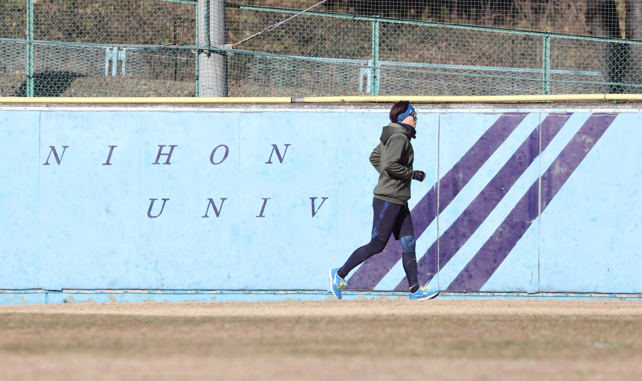 母校である日大三のグラウンドでランニングをする日本ハム山崎（撮影・佐藤翔太）