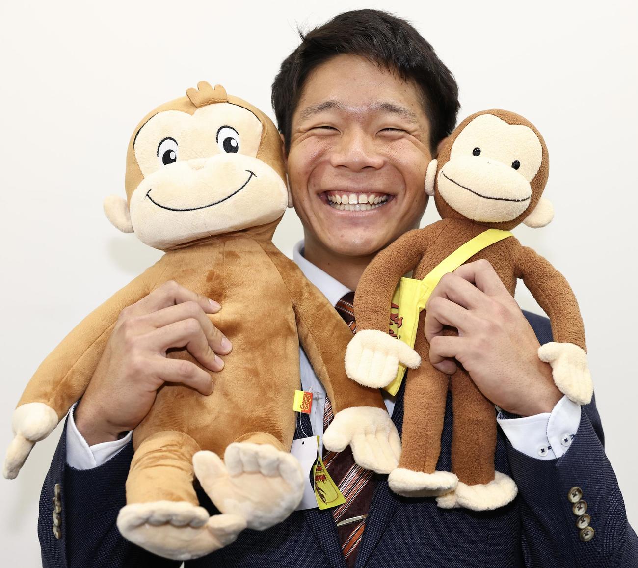 巨人】ドラ3佐々木俊輔「おさるのジョージ」ぬいぐるみ抱え入寮 