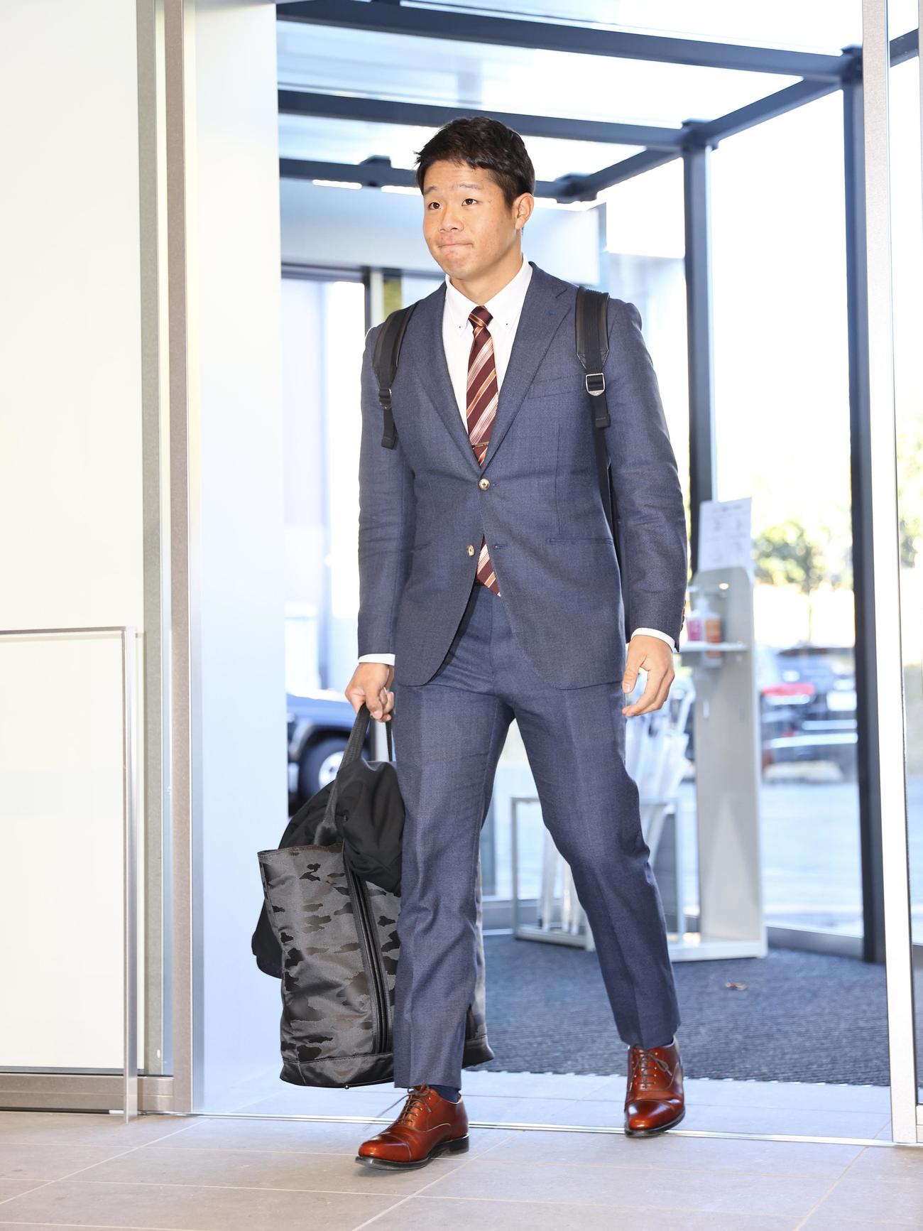 寮に入る巨人3位佐々木（撮影・垰建太）
