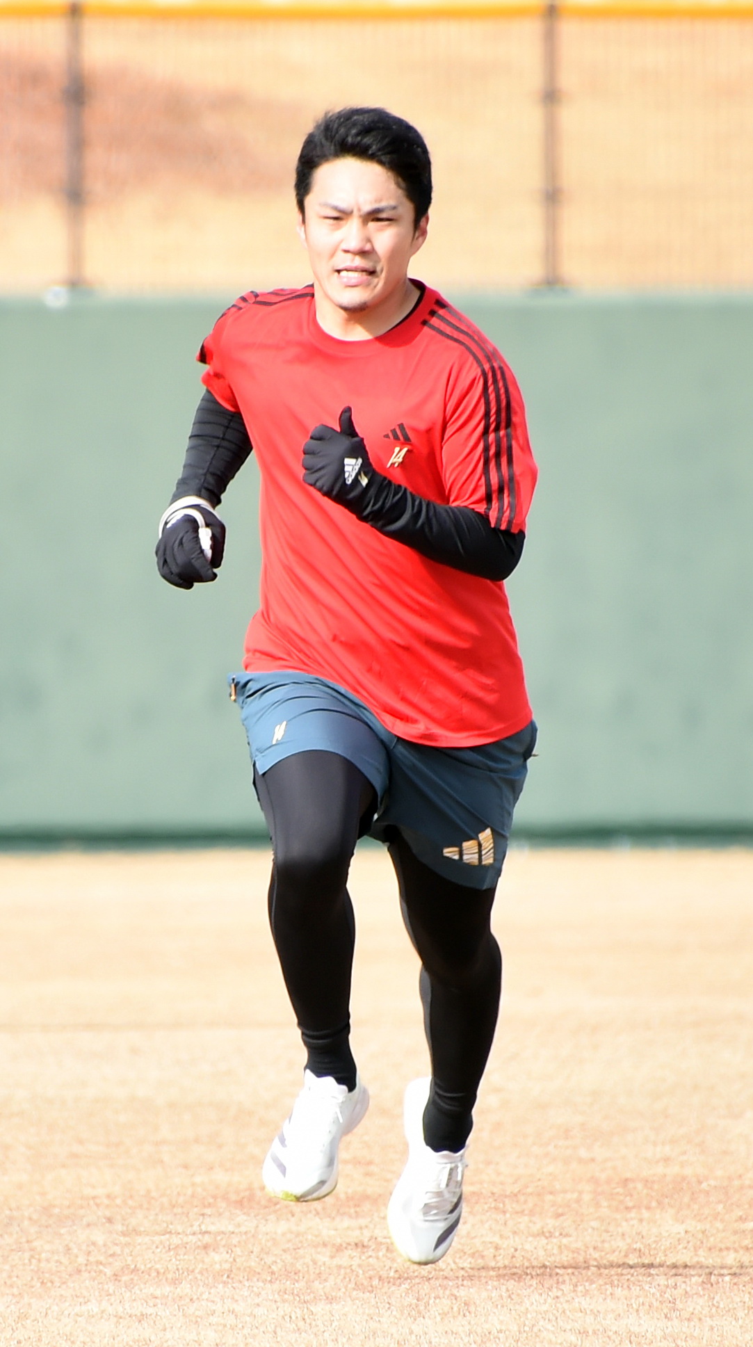ランニングする楽天則本（撮影・山田愛斗）