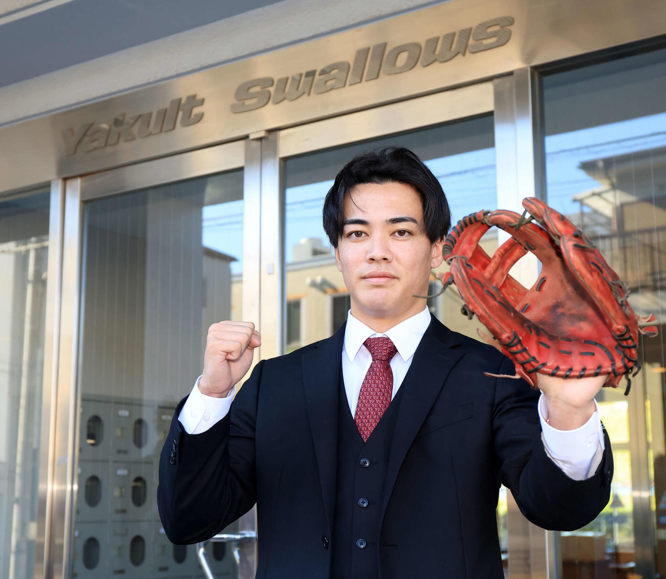 ヤクルト選手寮に入寮するドラフト5位の伊藤はグラブを手にガッツポーズ（撮影・浅見桂子）