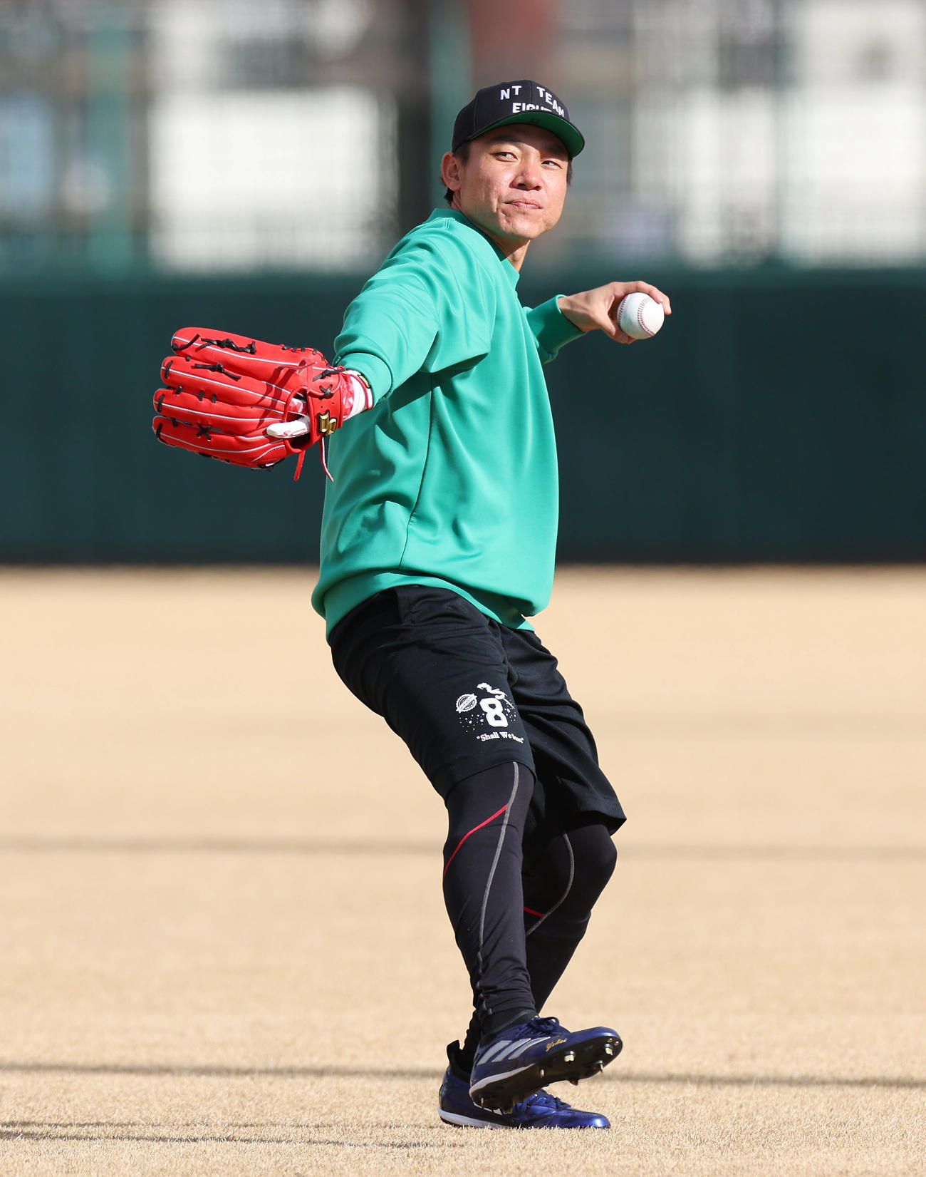 自主トレを公開し、キャッチボールする中日大島（撮影・前田充）
