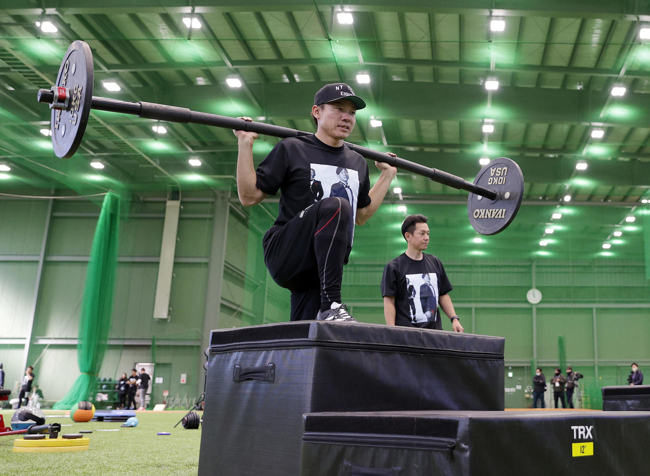 自主トレを公開し、トレーニングに臨む中日大島（手前）（撮影・前田充）