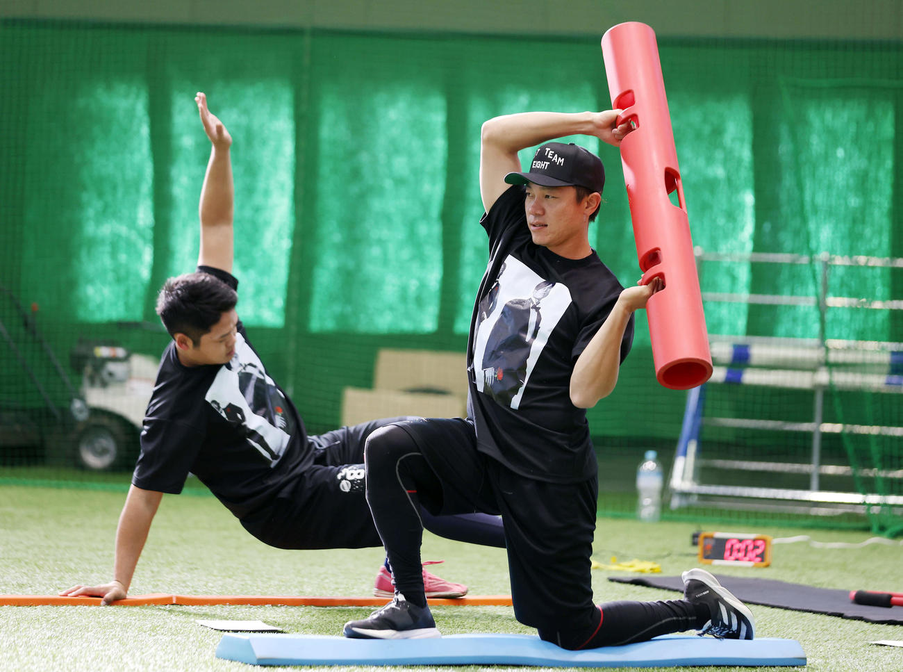 自主トレを公開し、トレーニングに臨む中日大島（手前）（撮影・前田充）