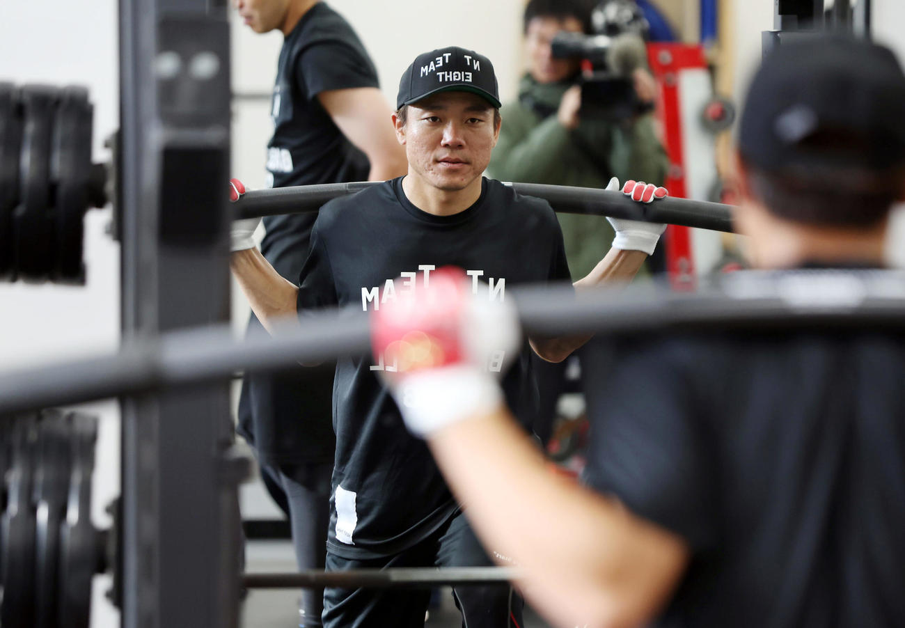 自主トレを公開し、トレーニングに臨む中日大島（撮影・前田充）