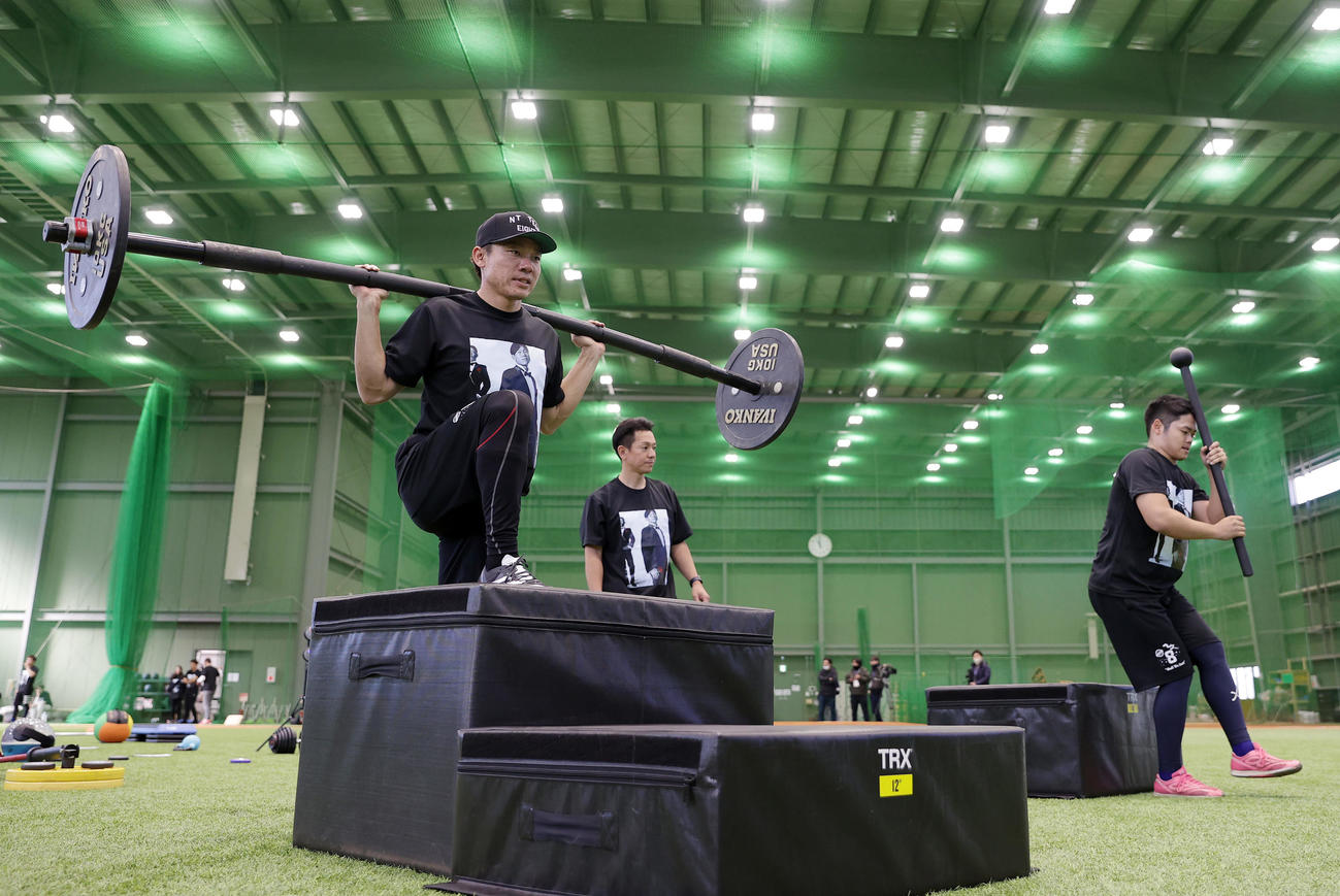 自主トレを公開し、トレーニングに臨む中日大島（手前）。右は根尾（撮影・前田充）