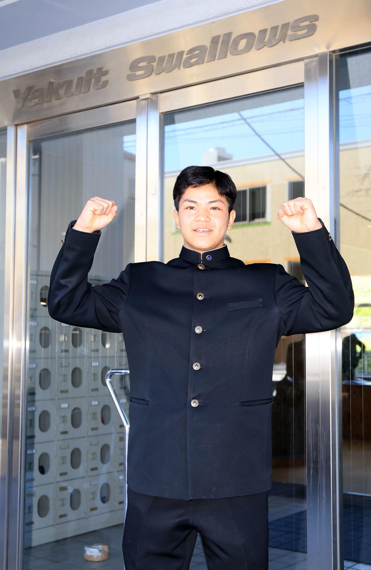 ヤクルト選手寮に入寮するドラフト4位の鈴木叶は笑顔でガッツポーズ（撮影・浅見桂子）
