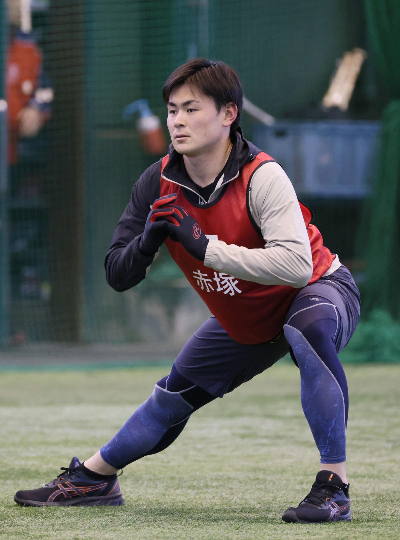 新人合同自主トレがスタート。練習する広島ドラフト5位の赤塚（撮影・加藤孝規）