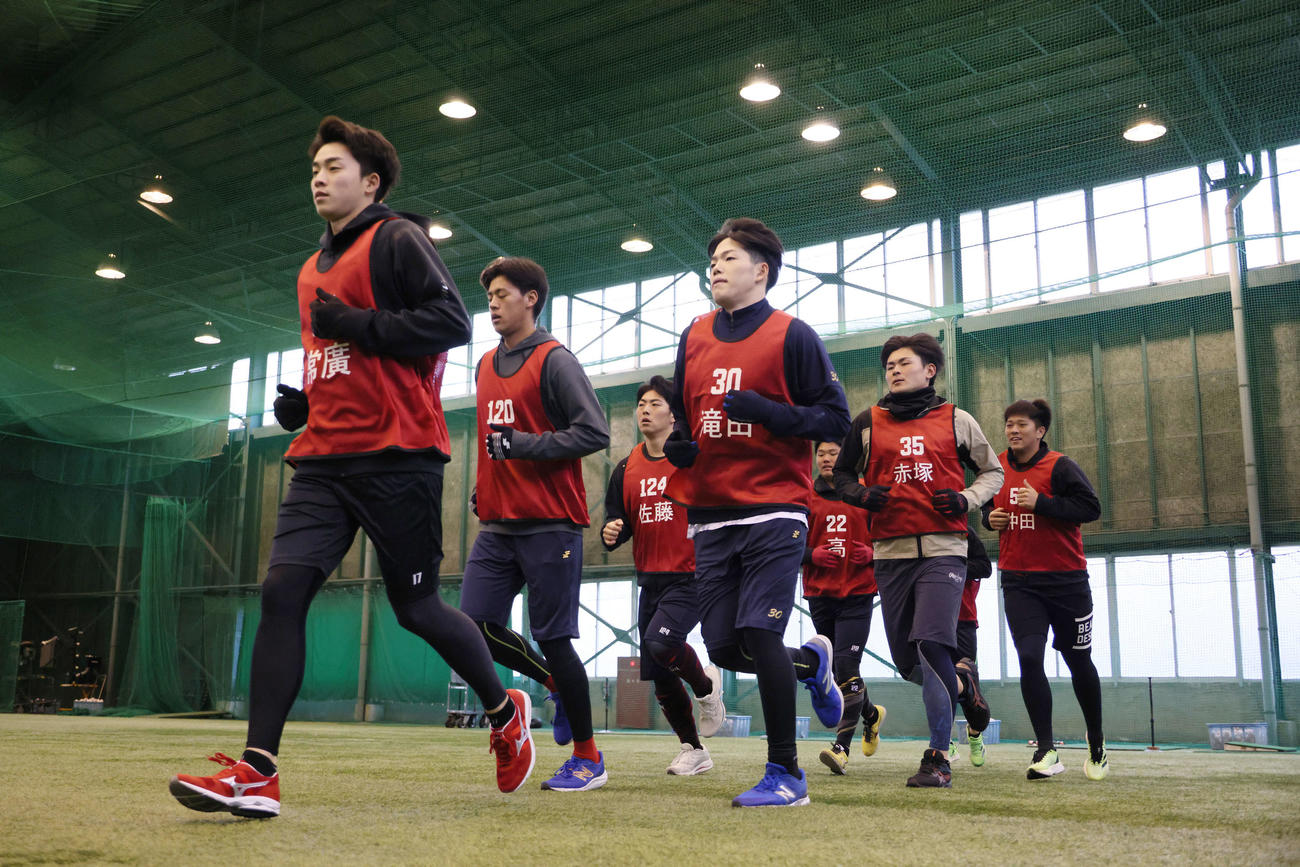 広島新人合同自主トレがスタート。ランニングする左からドラフト1位の常広、育成1位の杉田、育成2位の佐藤、ドラフト3位の滝田、ドラフト2位の高、ドラフト5位の赤塚、ドラフト4位の仲田（撮影・加藤孝規）