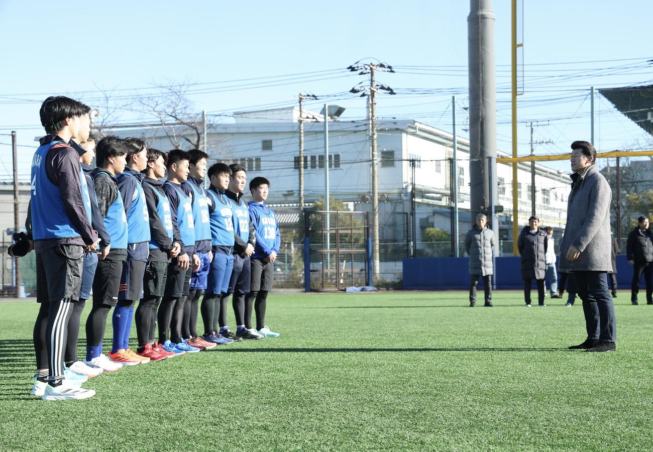 三浦監督（右）の訓示を受けるDeNA度会（左）ら新人選手たち（撮影・河田真司）